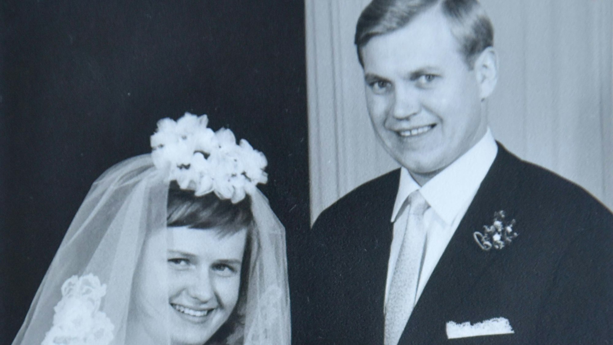 Zu sehen ist das Ehepaar Landmann bei seiner Hochzeit vor 60 Jahren.