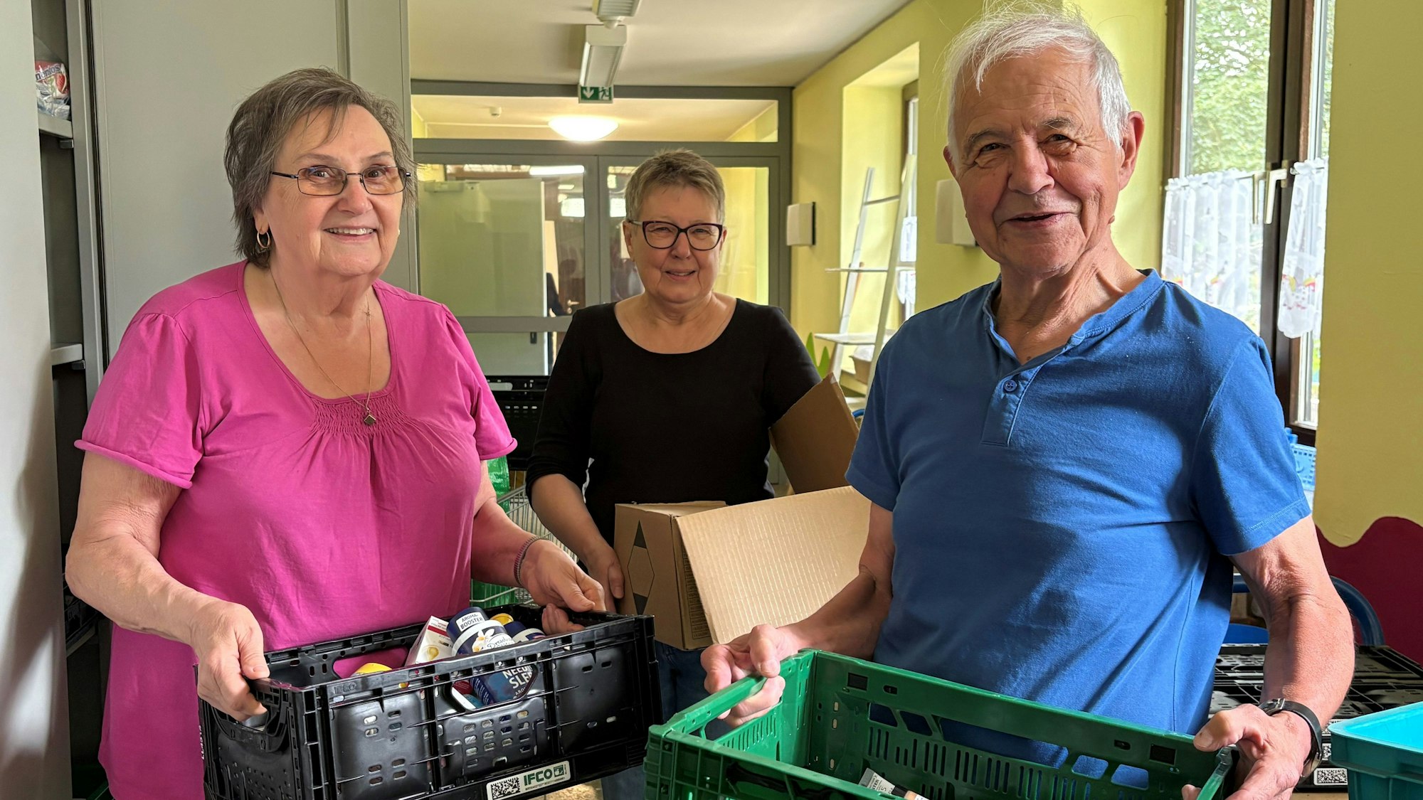 Vor der Neueröffnung muss der Flur freigeräumt werden: (v.l.) Karin Leis, Hella Liebermann und Jürgen Hein.