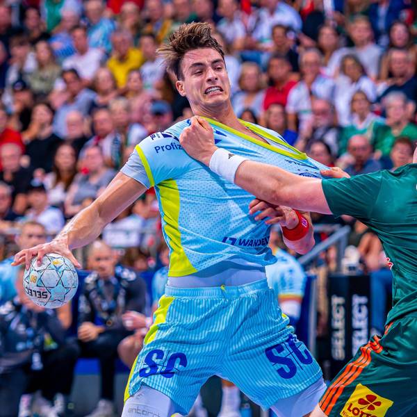 Julian Köster läuft mit dem Ball aufs Tor. Justus Fischer greift ihm ins Trikot.
