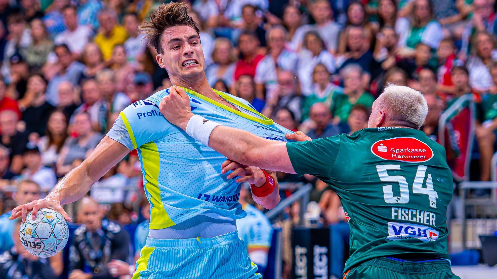 Julian Köster läuft mit dem Ball aufs Tor. Justus Fischer greift ihm ins Trikot.