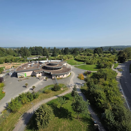 Blick vom hölzernen Aussichtsturm auf den Empfangspavillon des Waldbröler Naturerlebnisparks Panarbora: Das Ausflugshziel mit Jugendherberge wird im September zehn Jahre alt.