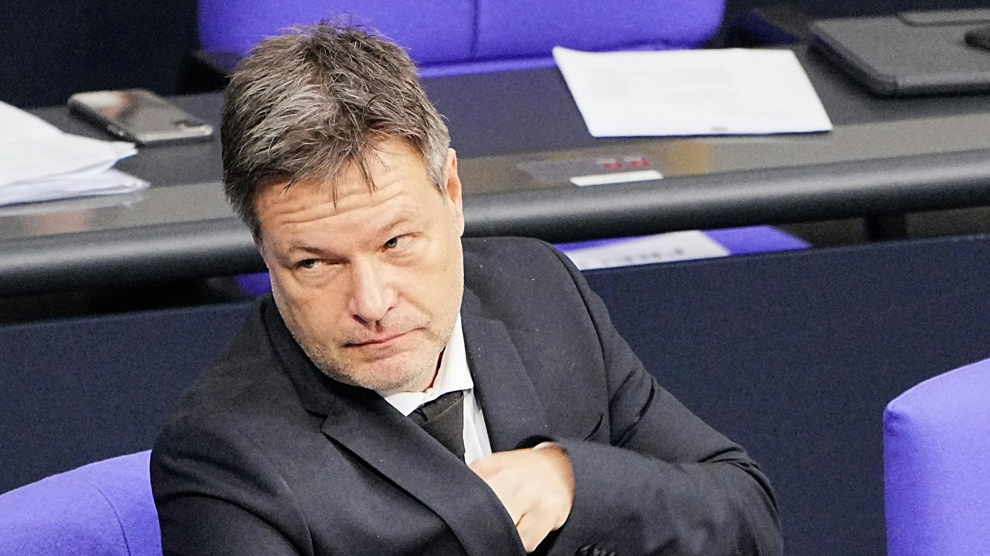 Robert Habeck (Bündnis 90/Die Grünen), damals Bundesminister für Wirtschaft und Klimaschutz, sitzt auf der Regierungsbank während der dreitägigen Debatte über die Politik der Ampel-Koalition im Bundestag. Foto: Michael Kappeler/dpa