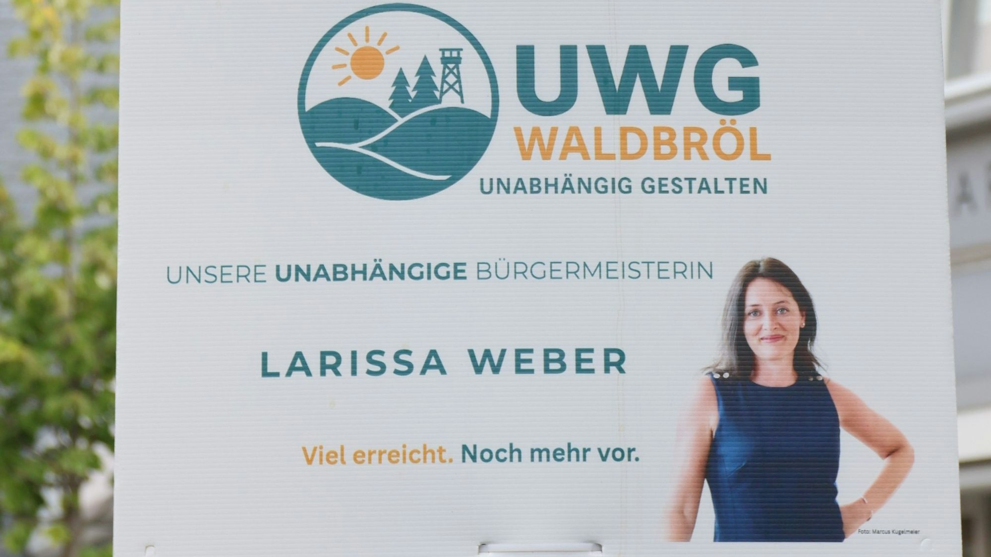 Plakat des Anstoßes: Die Waldbröler UWG wirbt mit einem Foto der parteilosen und derzeit amtierenden Bürgermeisterin Larissa Weber (Ausschnitt).