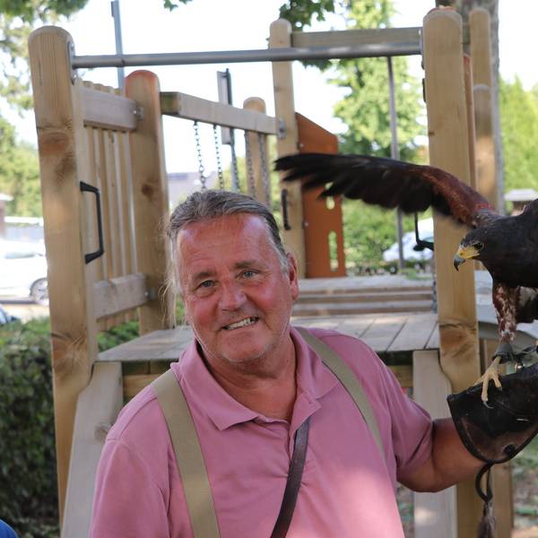 Zu sehen ist Falkner Pierre Schmidt mit seinem Greifvogel.