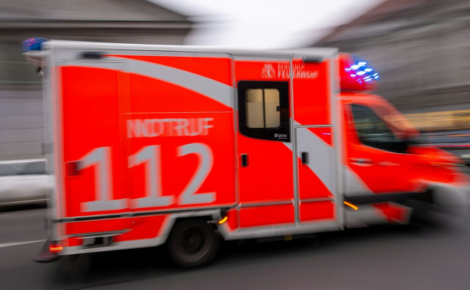 Eine Betreuerin kam in einem Zeltlager in Schleswig-Holstein durch einen umgestürzten Baum ums Leben. (Symbolbild)