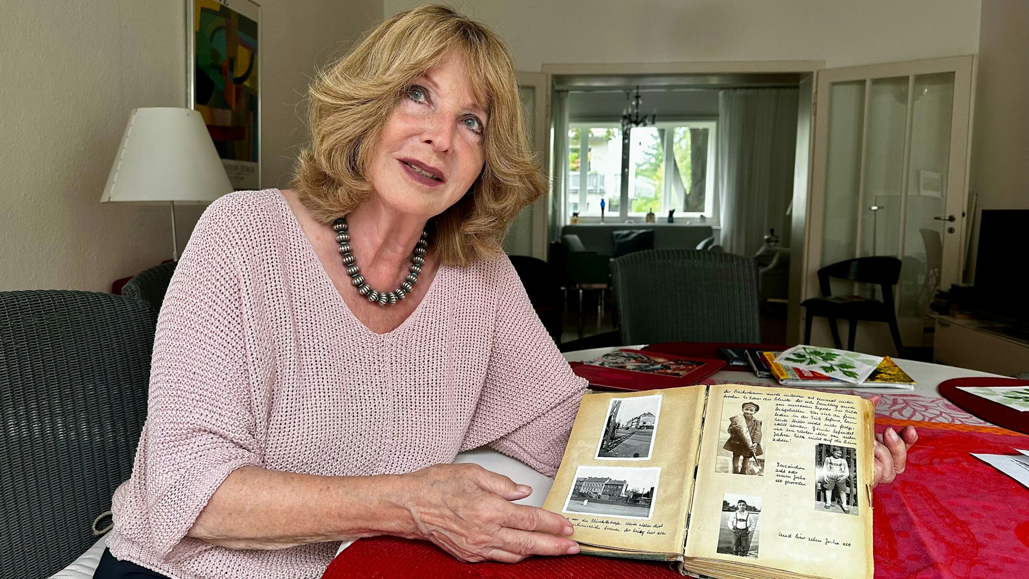 Angela Spizig mit privatem Album.