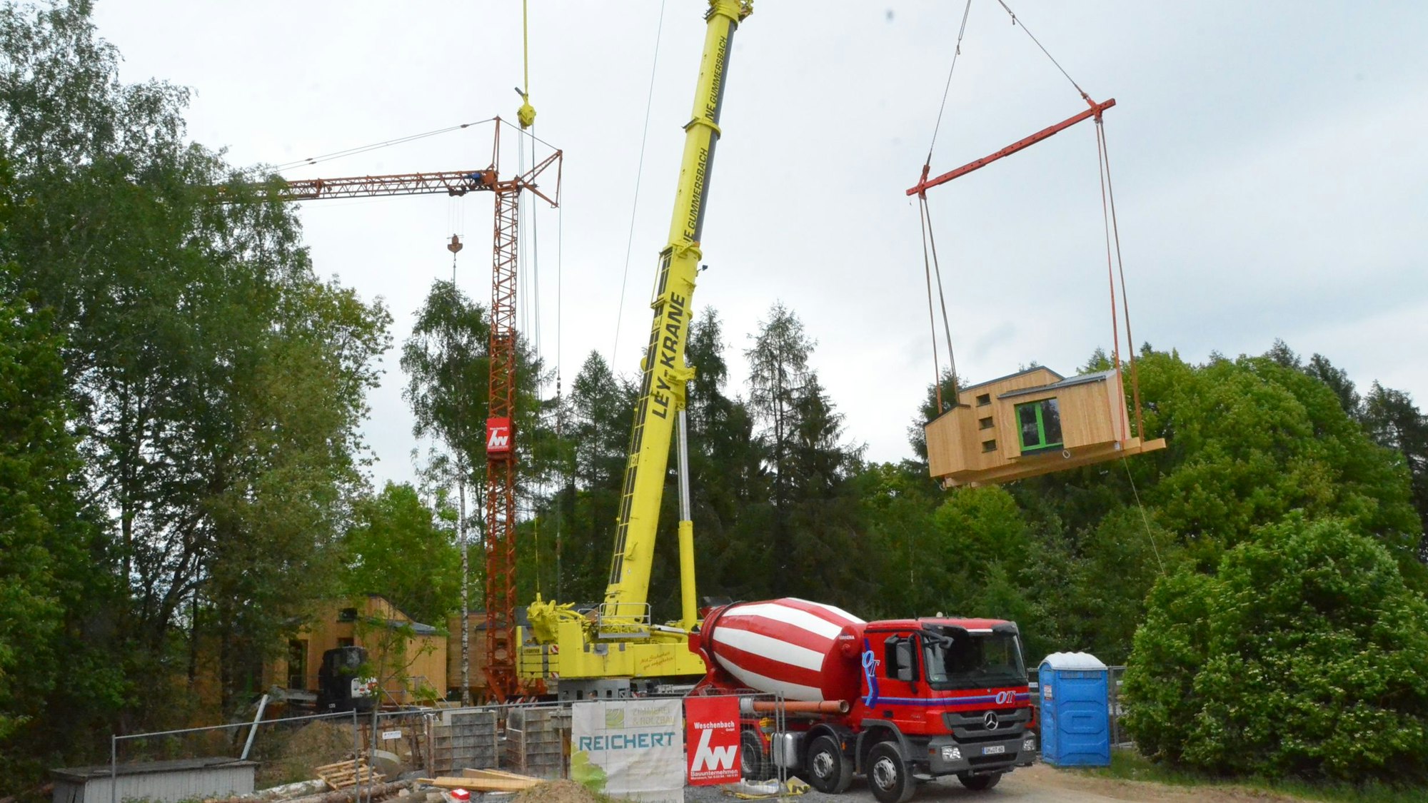 Im Mai 2016 hängen in Waldbröl die letzten Unterkünfte am Haken eines Spezialkrans: Die Jugendherberge im Naturerlebnispark Panarbora bekommt das hölzerne Baumhaus-Dorf.