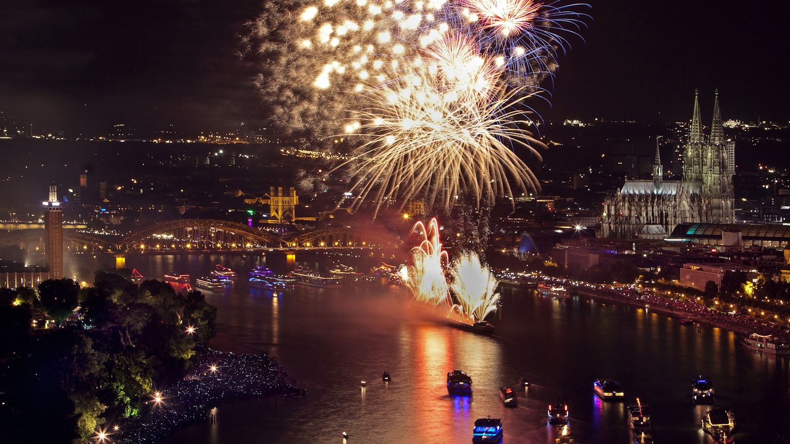 Der Kölner Dom und der Rhein und ein Feuerwerk.