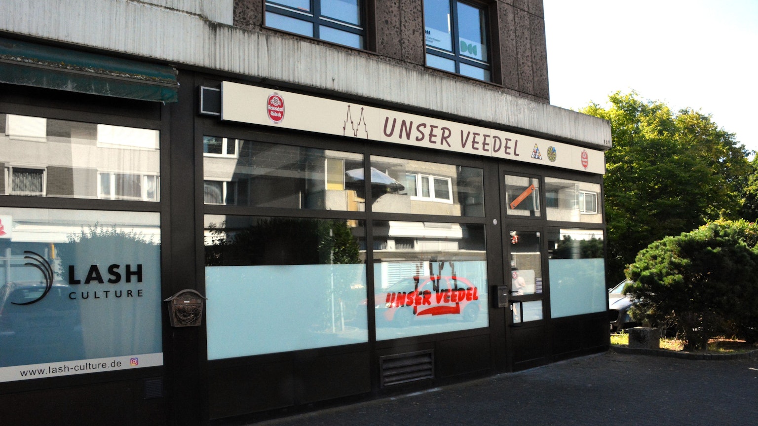 Blick von außen auf die Fassade der ehemaligen Kneipe in Neubrück.