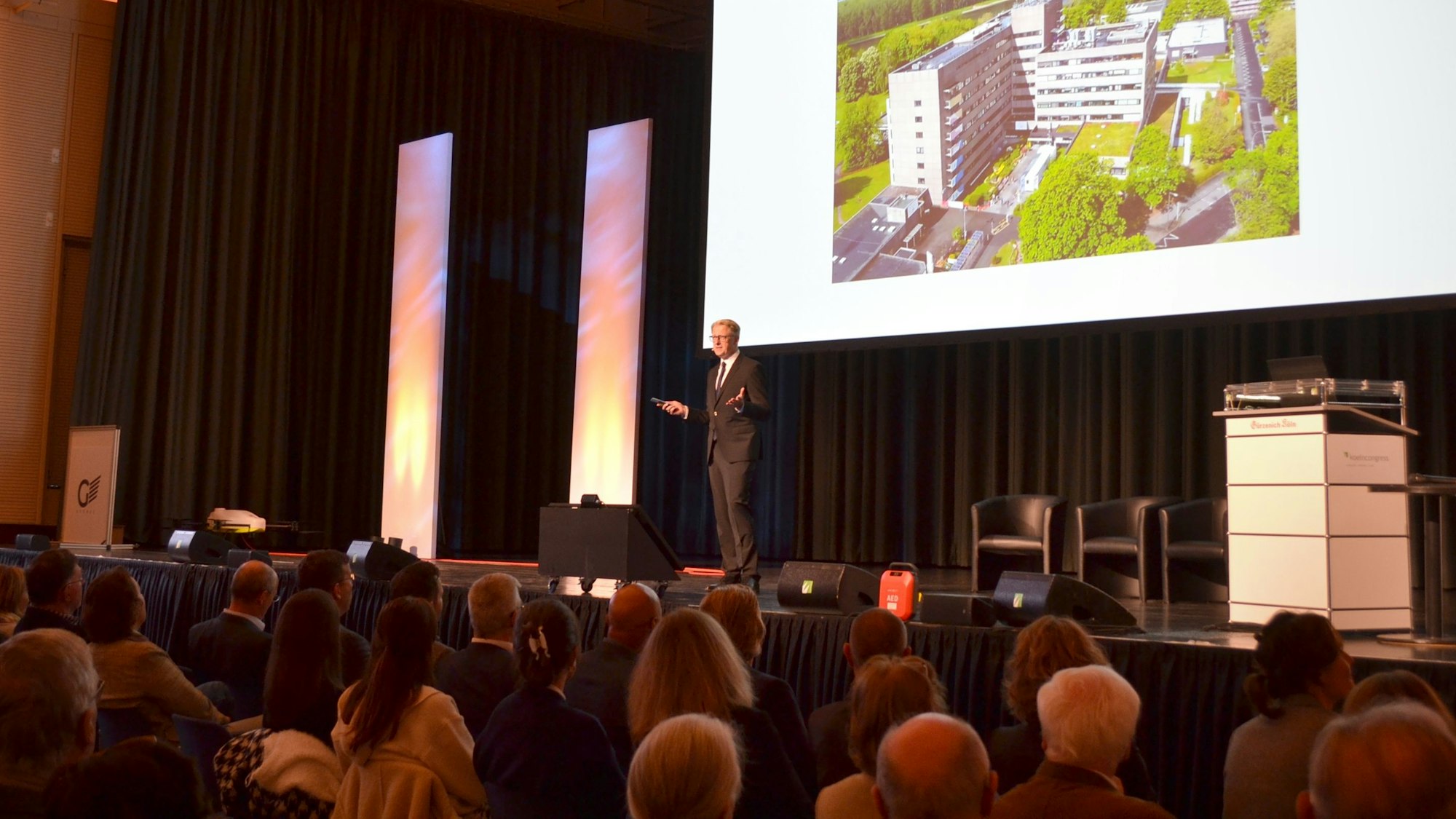 Moderator Dr. Marc Horlitz auf der Bühne des Herz- und Gefäßtages im vergangenen Jahr.