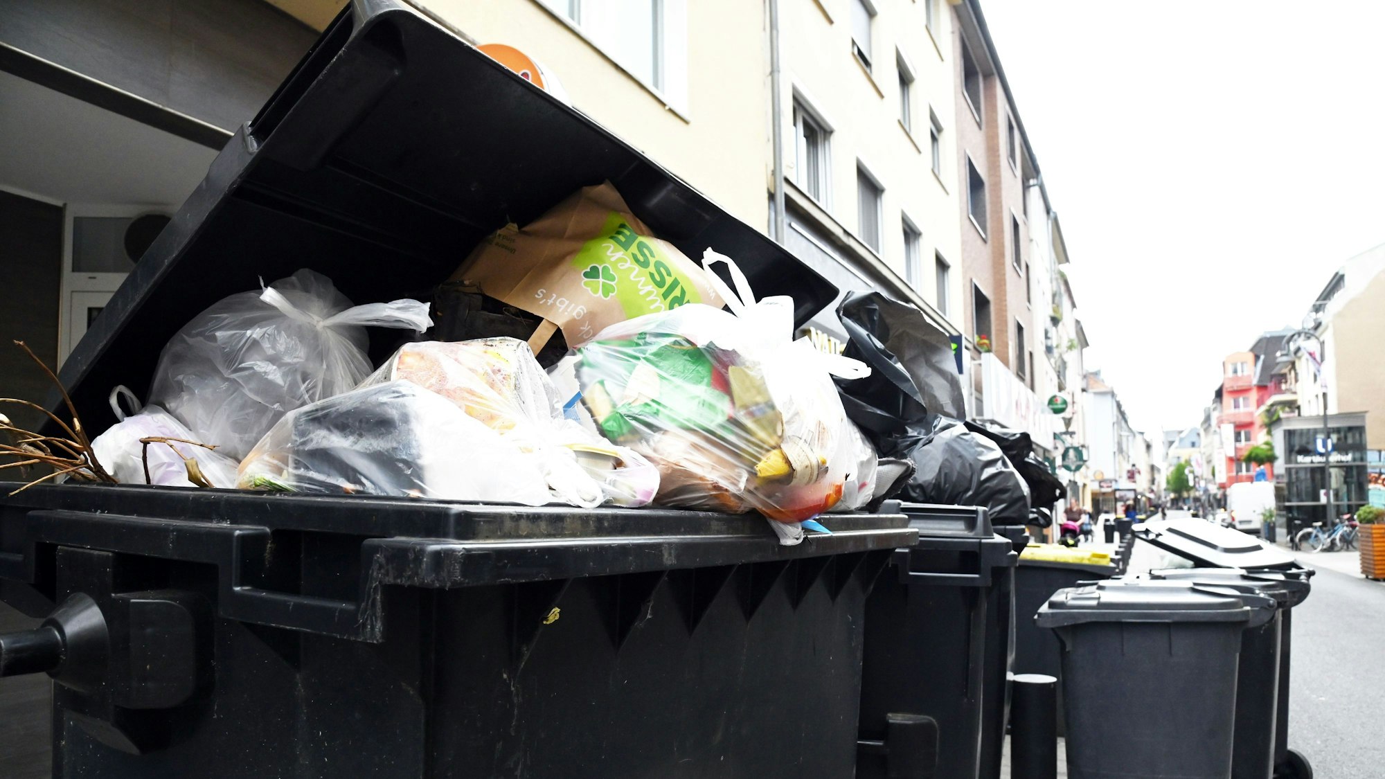 So wie hier in Köln sollten die Tonnen nicht abgestellt werden. Sie versperren Fußgängern den Weg.