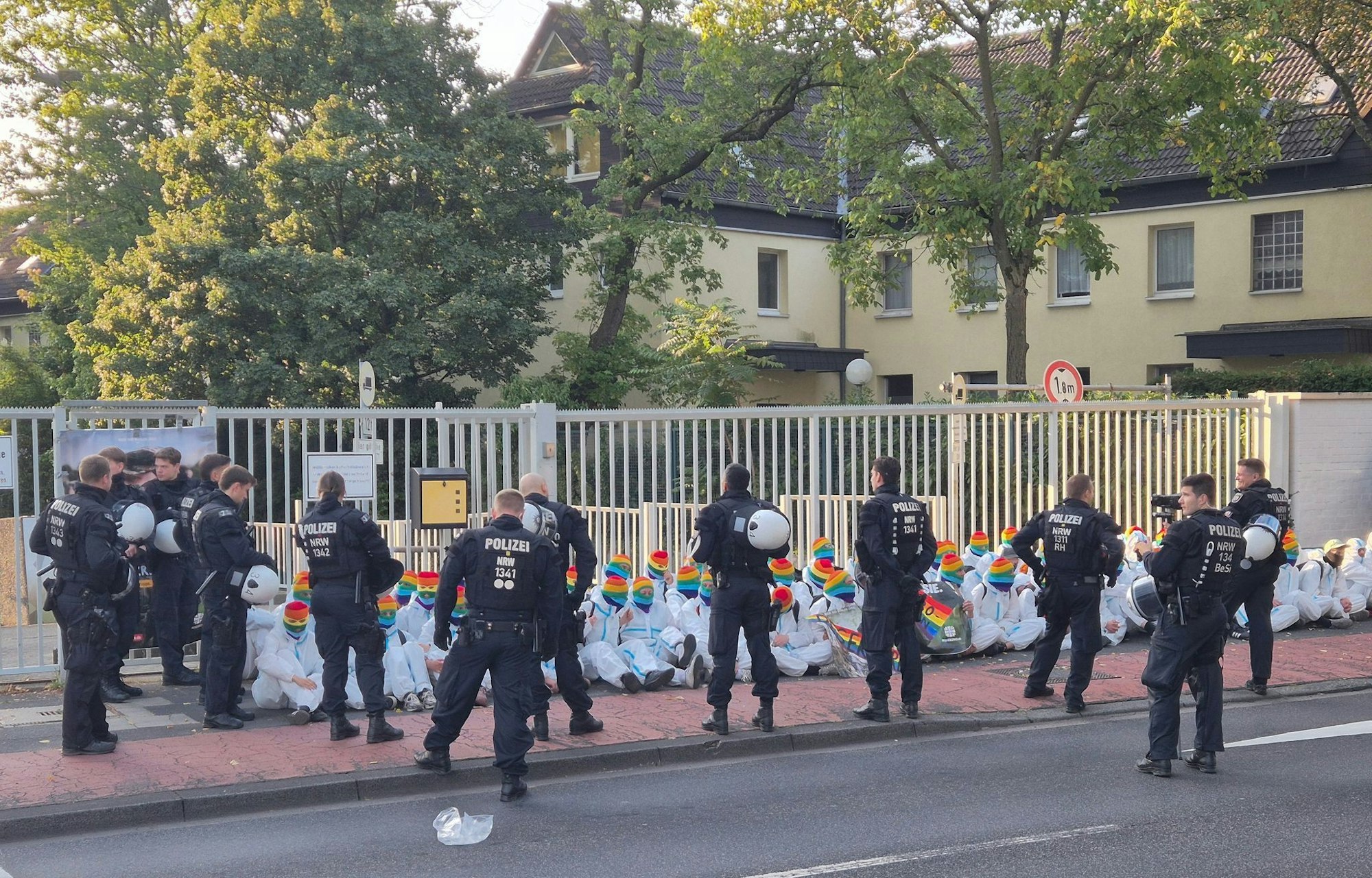 Mit einer Sitzblockade protestieren Aktivisten vor einem Bundeswehr-Gebäude.