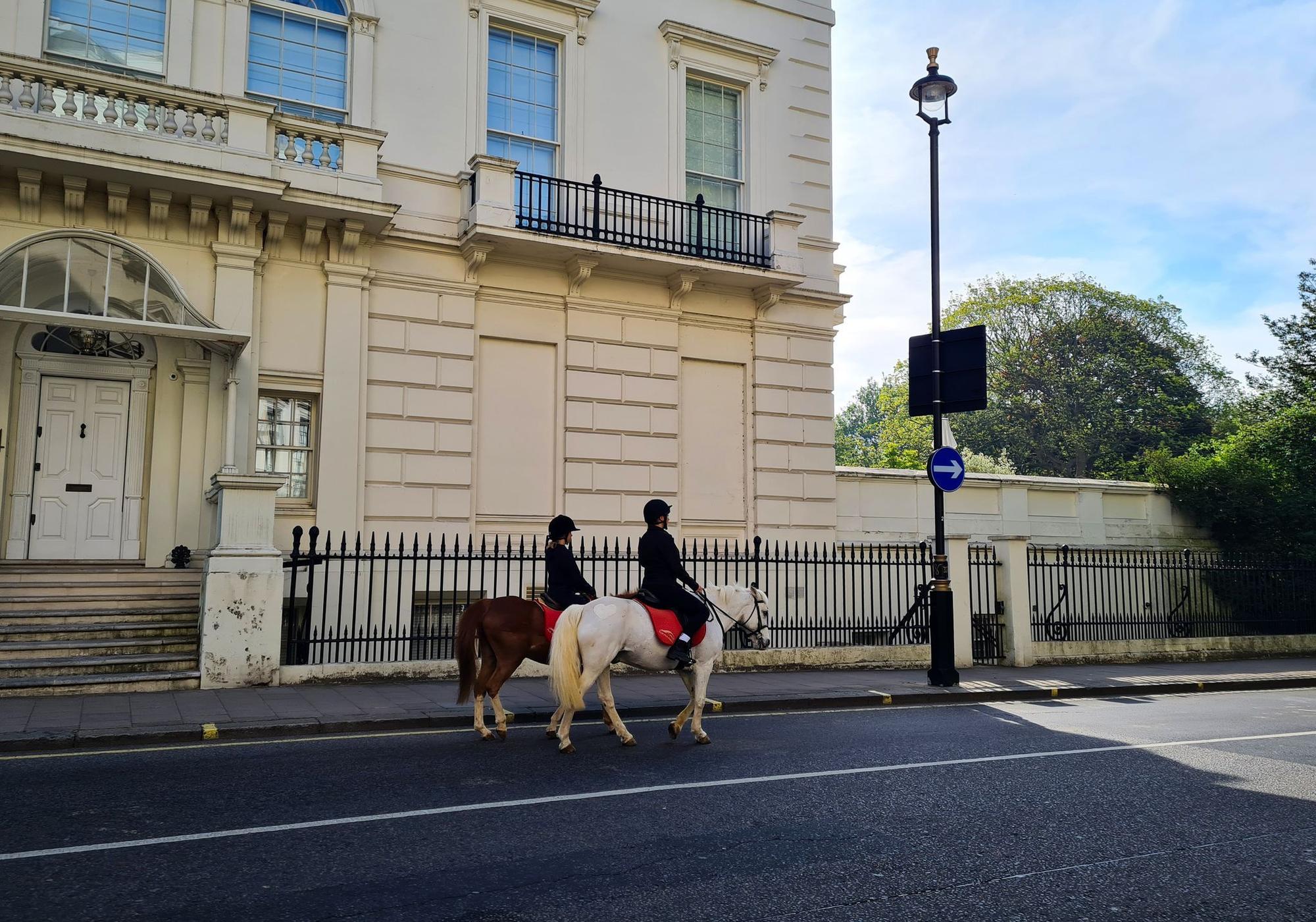Kein ungewöhnliches Bild in London: Reiterinnen auf dem Fahrradweg.