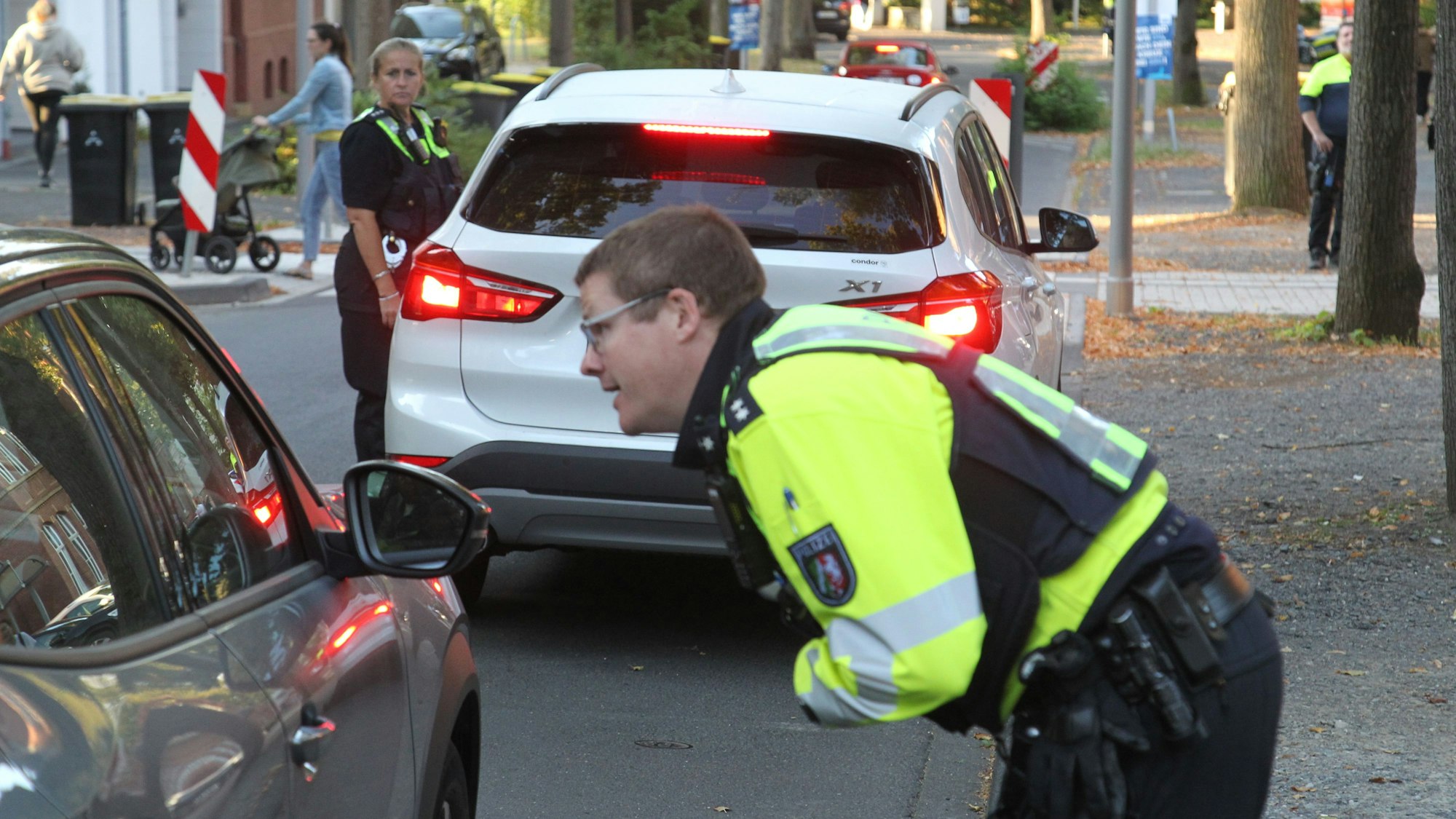 Die Polizeibeamten haben am Mittwochmorgen an der Grundschule Wolsdorf vor allem die Sicherheit der Kinder im Blick.