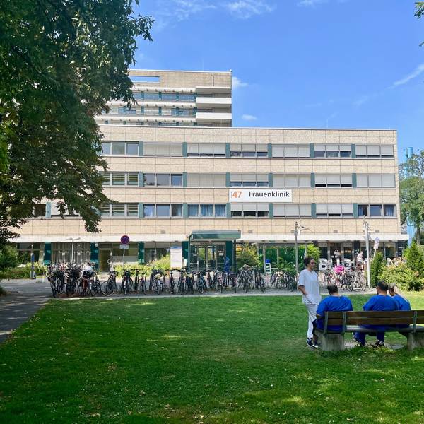 Im Erdgeschoss der Frauenklinik an der Kerpener Straße ist derzeit das Lindenthaler Geburtshaus beheimatet.