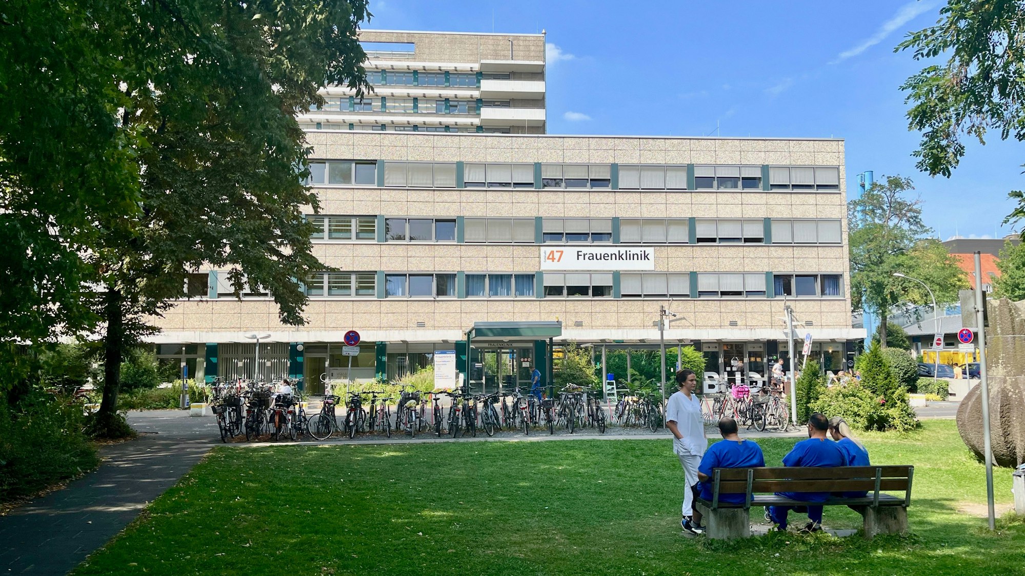 Im Erdgeschoss der Frauenklinik an der Kerpener Straße ist derzeit das Lindenthaler Geburtshaus beheimatet.