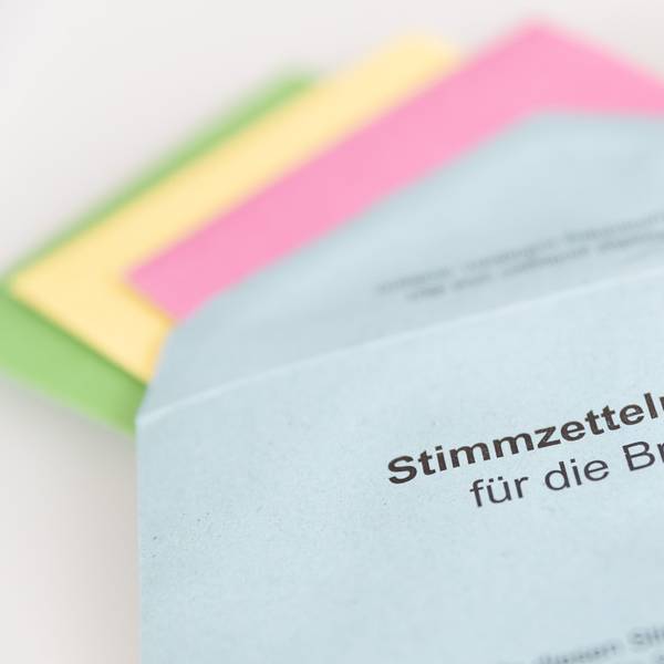 Köln Lindenthal: Verschiedene Stimmzettel stecken in einem Stimmzettelumschlag für die Briefwahl.