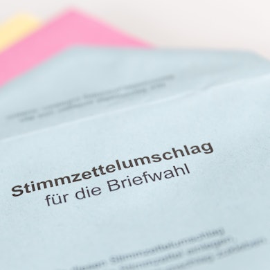 Elsdorf: Verschiedene Stimmzettel stecken in einem Stimmzettelumschlag für die Briefwahl.