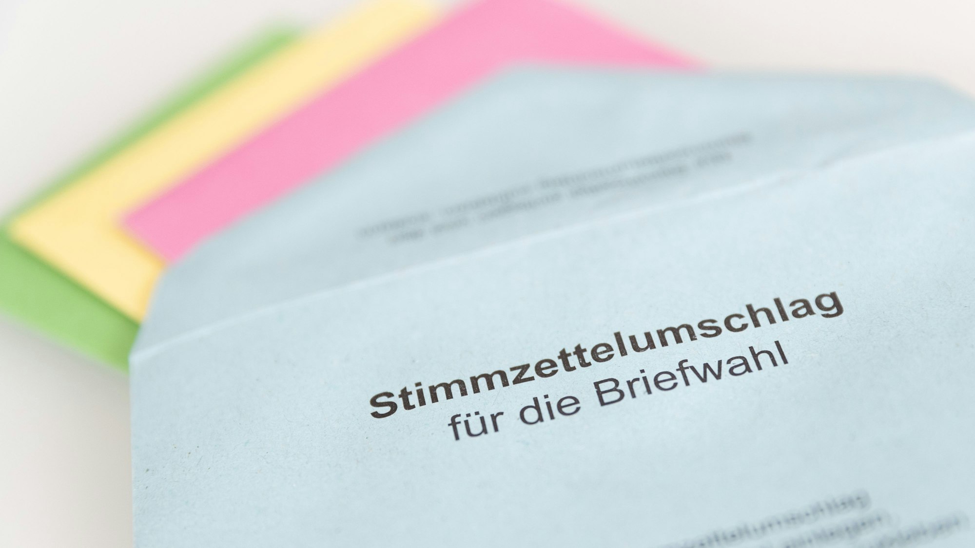 Bielefeld: Verschiedene Stimmzettel stecken in einem Stimmzettelumschlag für die Briefwahl.