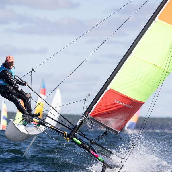 André Hauschke steuert den Hobie-14-Katamaran. Die Seite, auf der er sich befindet, steht in der Luft.