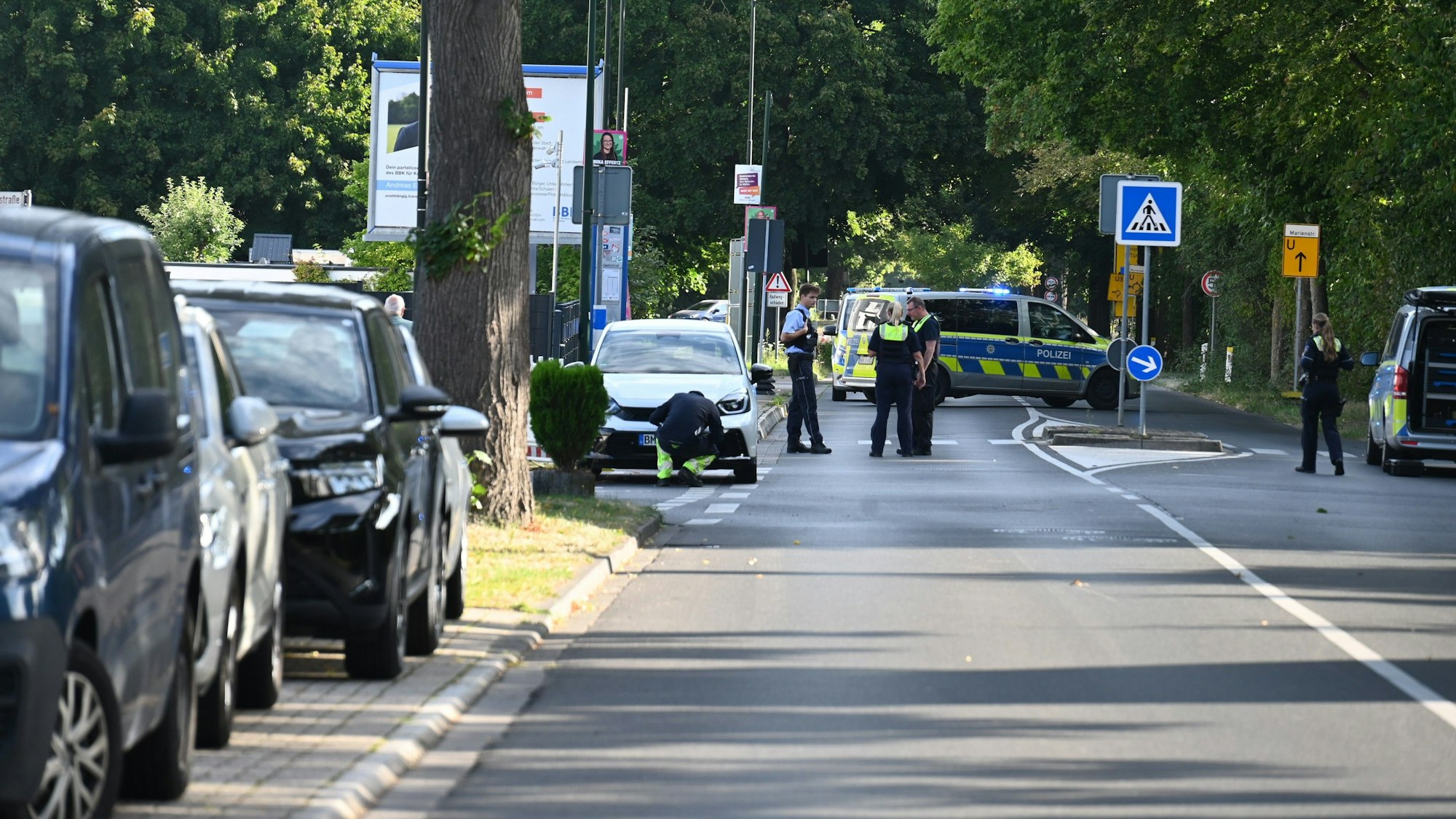 In Kerpen wollte ein Junge auf einem Zebrastreifen die Straßenseite wechseln und wurde von einem Pkw erfasst. Am Steuer saß ein 85-Jähriger.