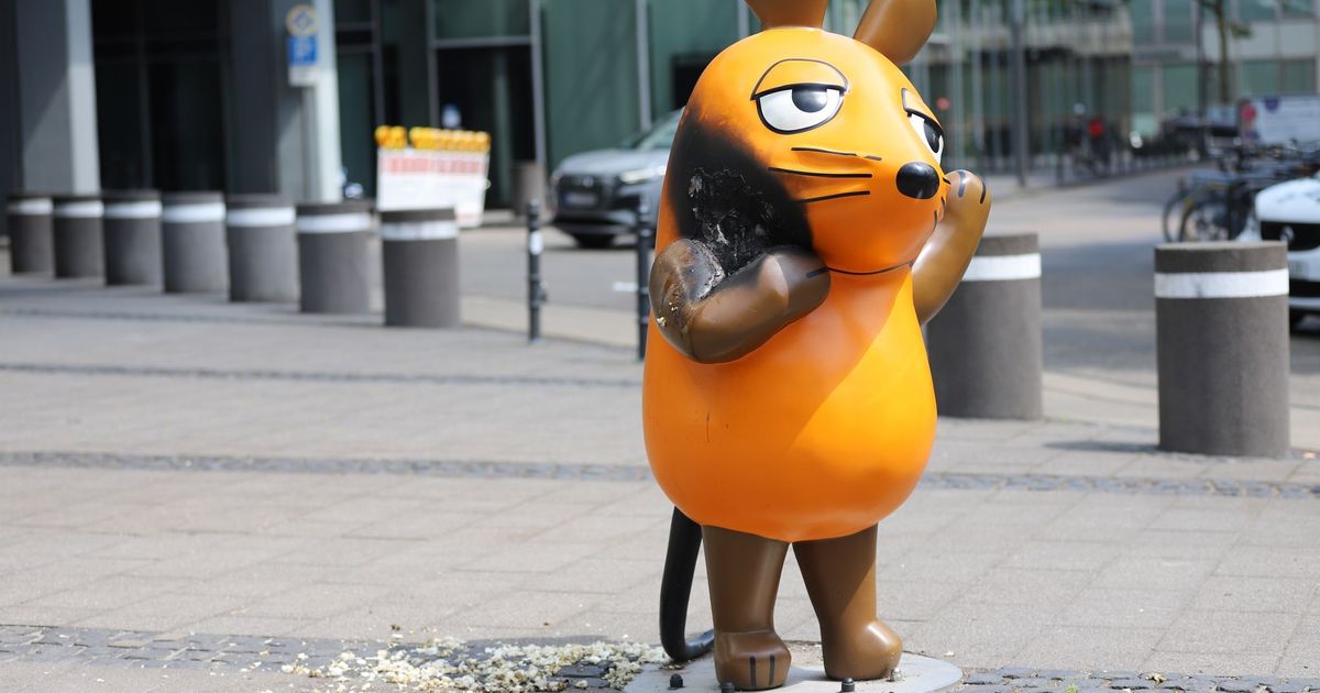 Reparatur beendet: Maus-Figur kehrt nach Brandanschlag wieder zurück