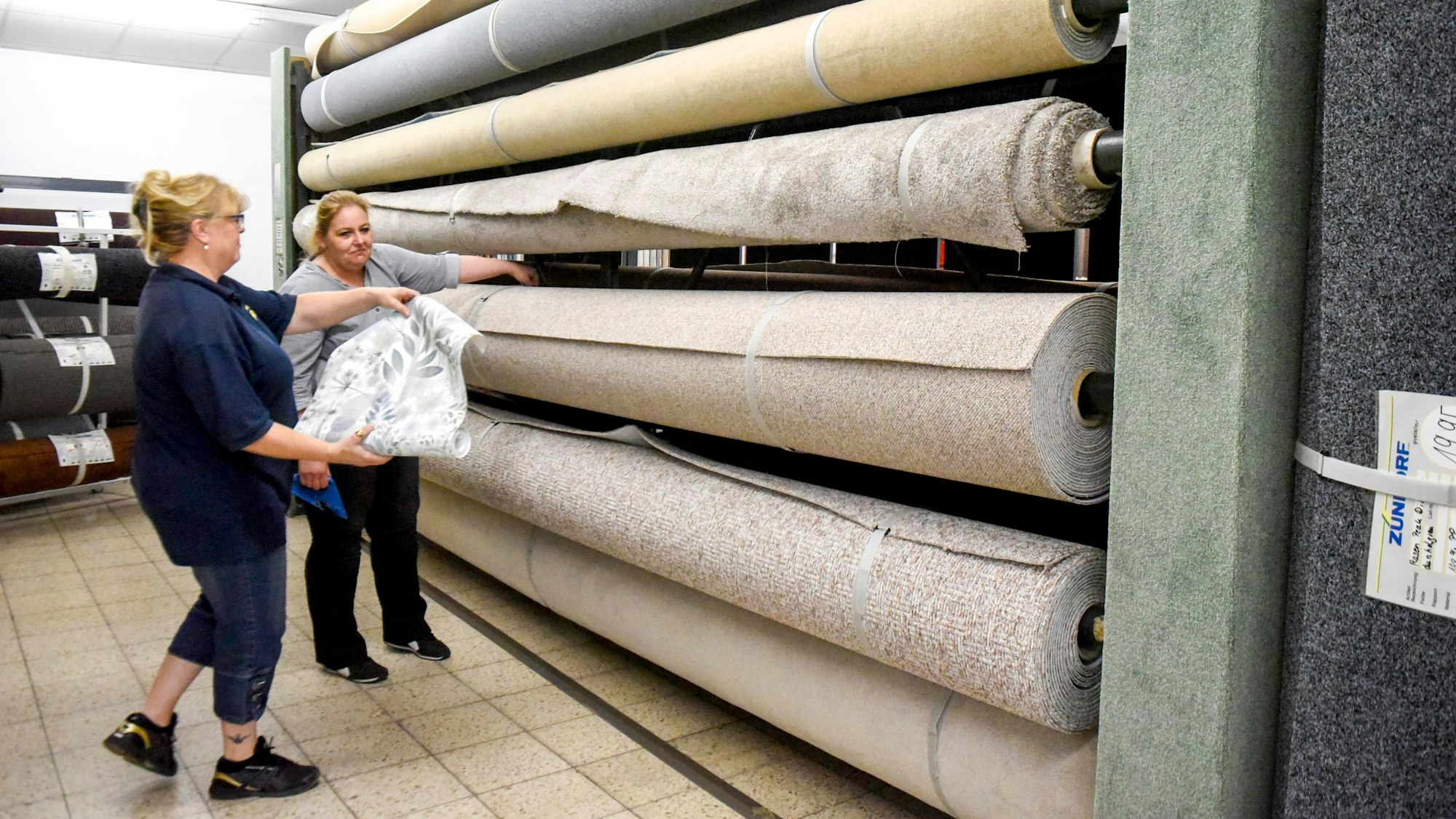 Auf dem Bild sind Bodenläge an einem Paternoster zu sehen.