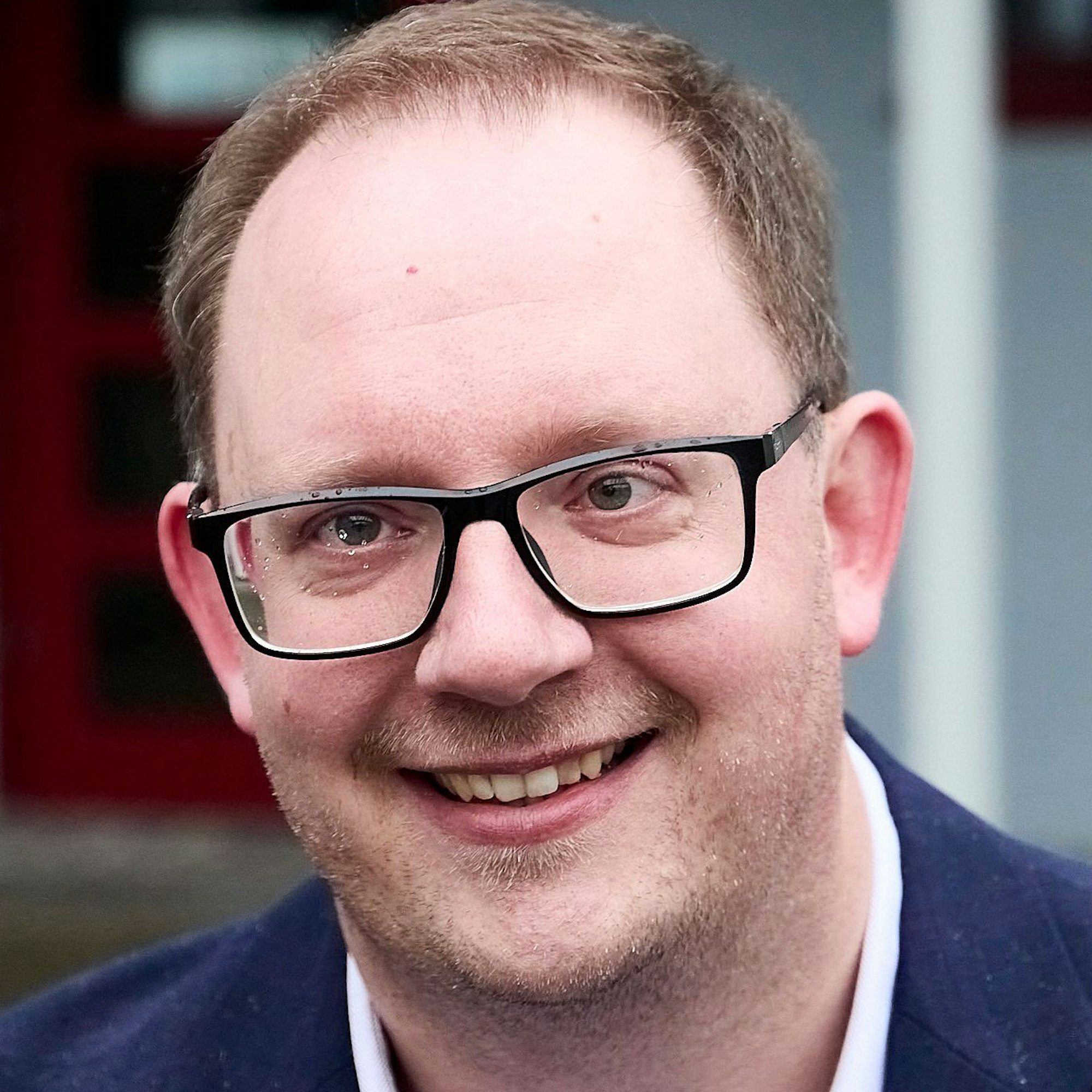 Das Porträtbild zeigt Sebastian Schubert.