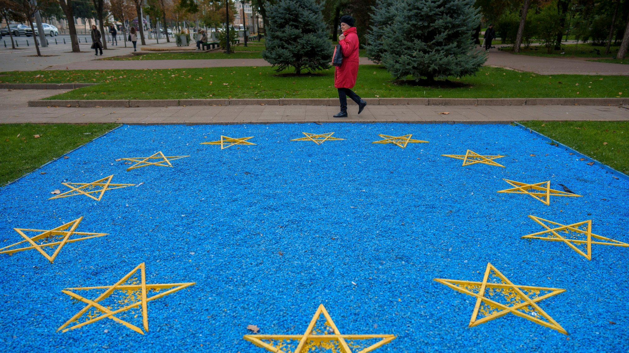 Moldau, Chisinau: Eine Frau geht an einer EU-Flagge aus blauen Kieselsteinen vorbei. (Archivbild)