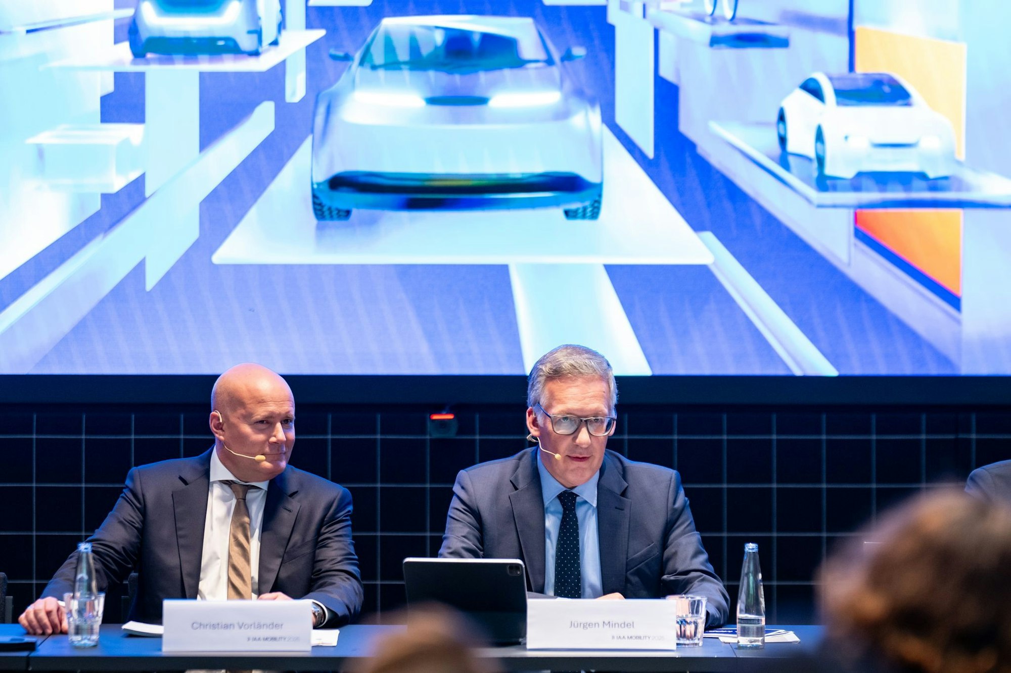 VDA-Geschäftsführer Jürgen Mindel (rechts) und der Rechtsanwalt Christian Vorländer (links) als Vertreter der Messe MÜnchen präsentieren das Konzept der bevorstehenden Automesse IAA. Die bedrängten deutschen Hersteller wollen ein «Signal der Zuversicht» senden.