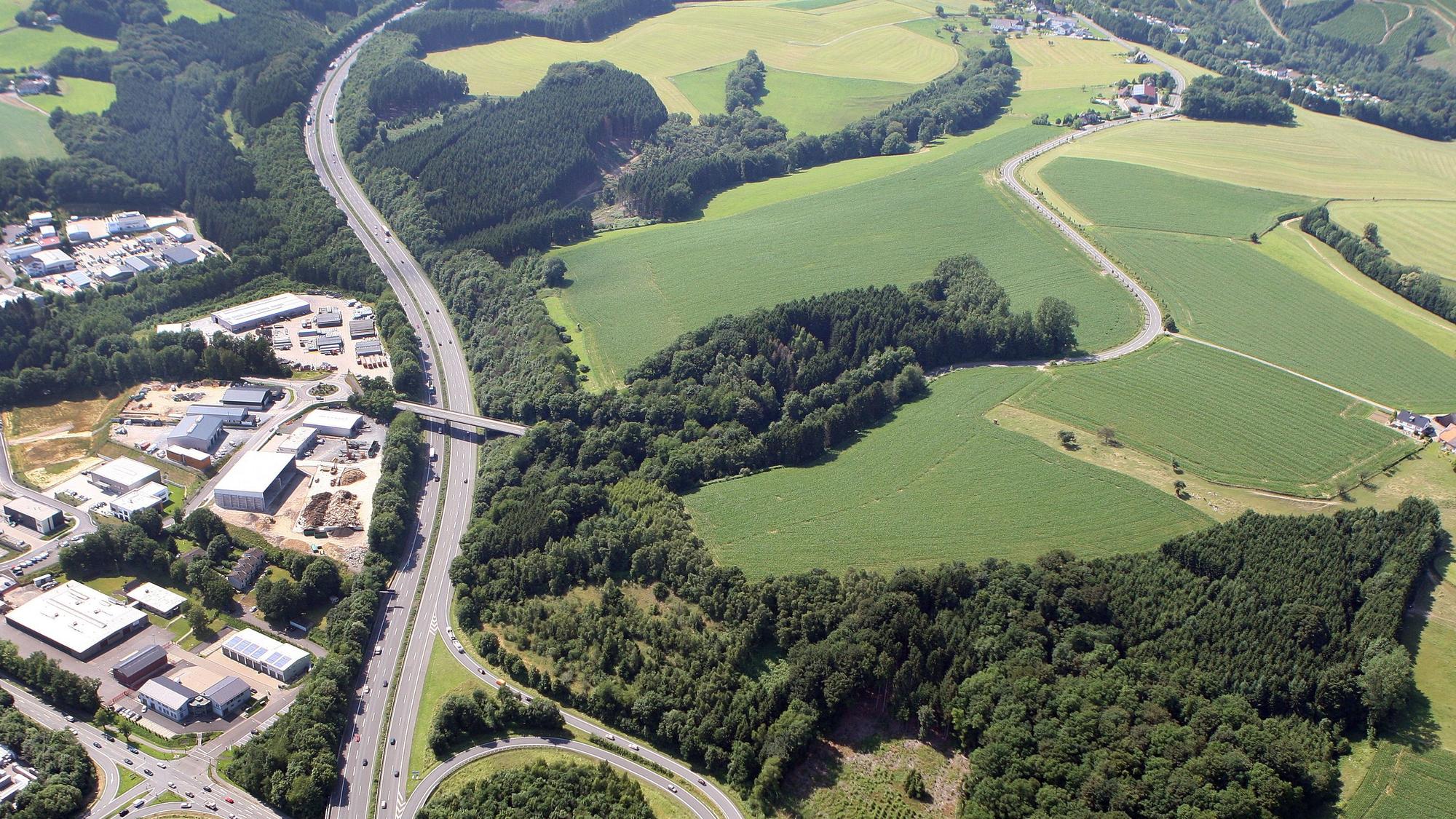 Rechts oberhalb der Autobahnbrücke könnte auf einer rund fünf Hektar großen Fläche eine Recycling-Anlage für Bauschutt entstehen.
