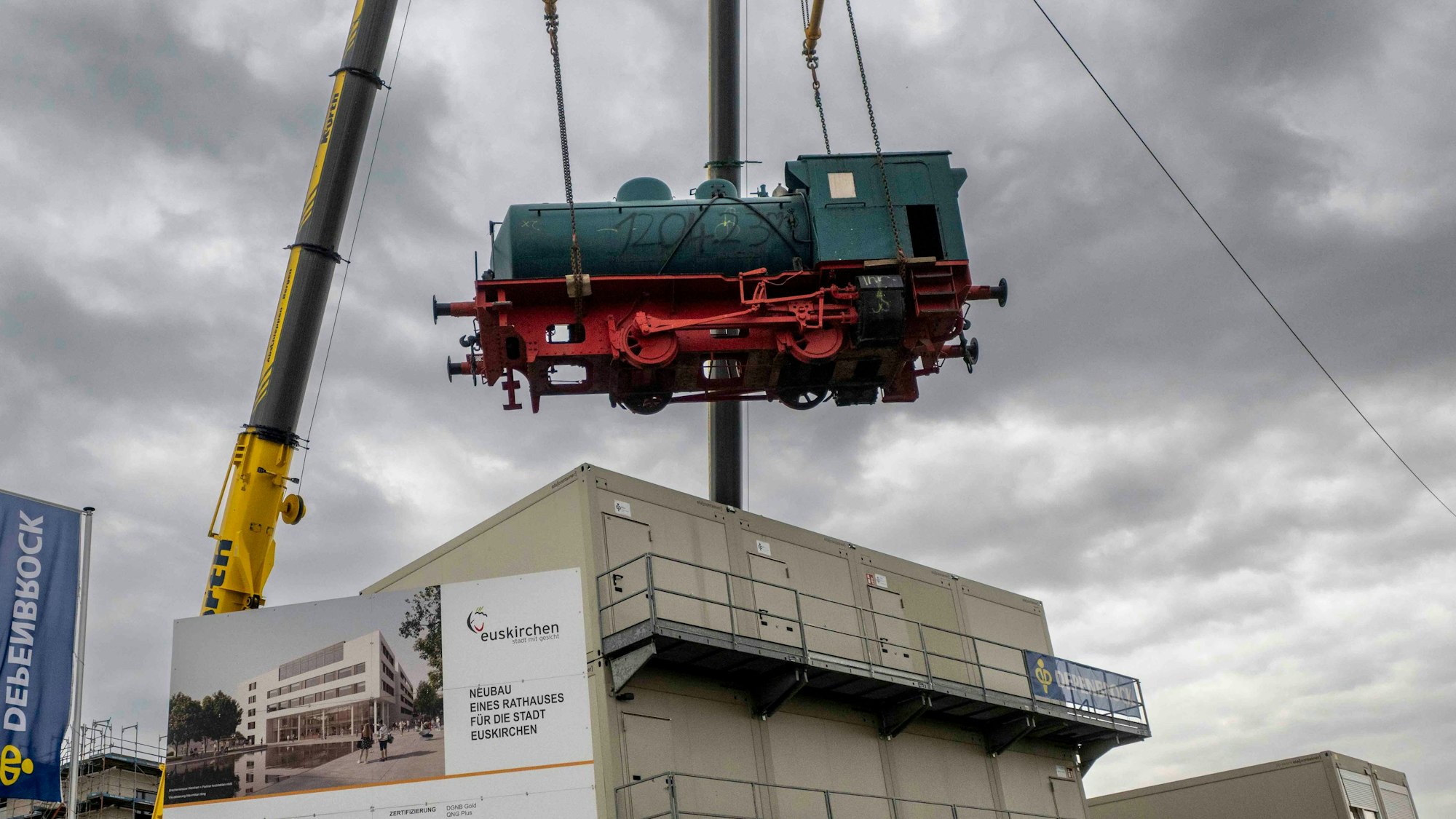 Das Bild zeigt die Lok, nachdem sie von der Spezialfirma aus Blankenheim an den Haken genommen war.