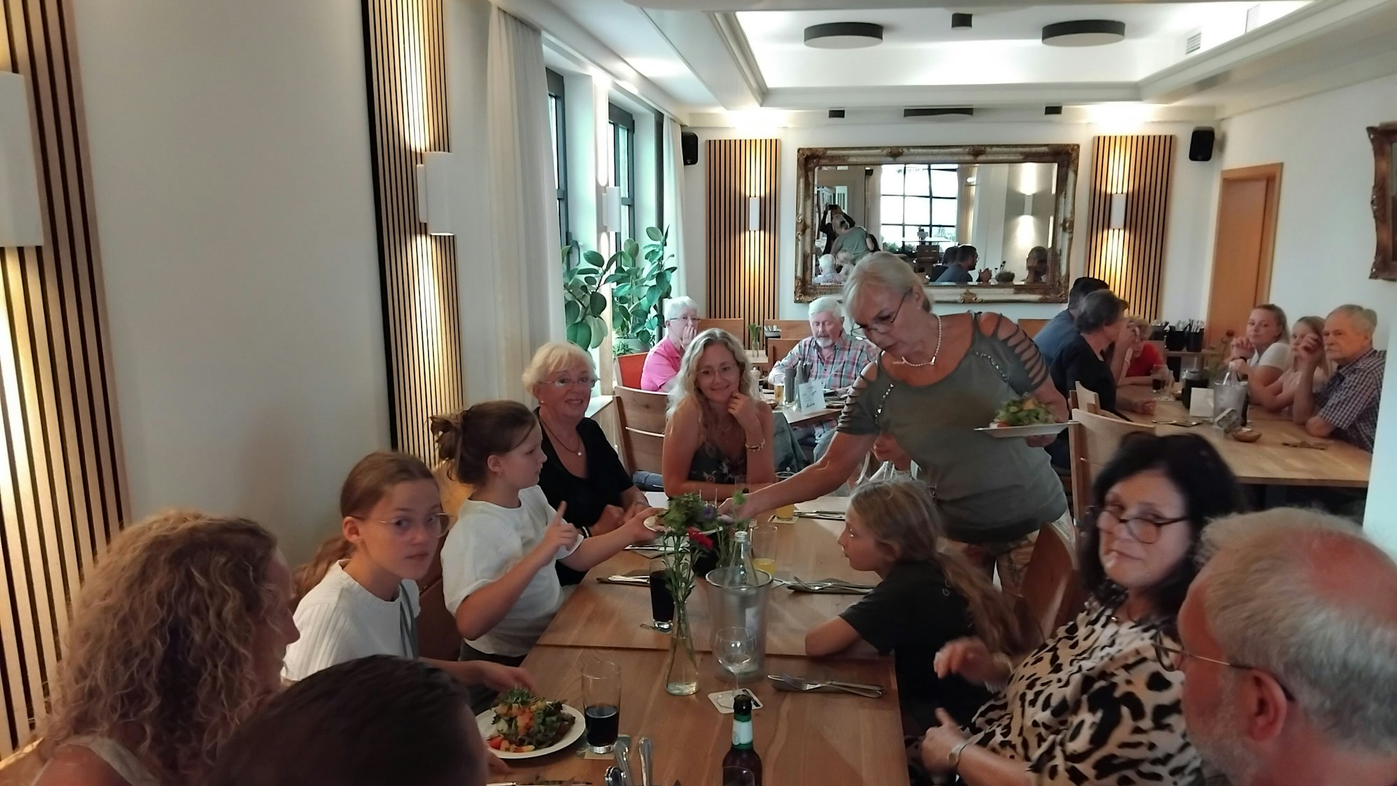 Vier Tage-Woche: Knapp 60 Plätze bietet der Heidekrug innen, etwa 40 draußen an der Franzhäuschenstraße.