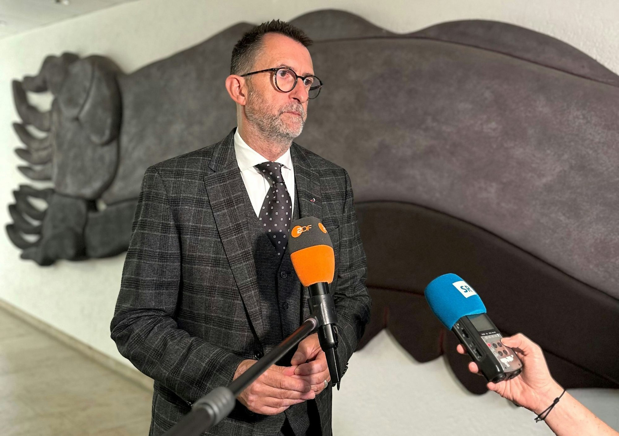 Der saarländische Innenminister Reinhold Jost (SPD) zeigte sich nach der Sitzung des Innen- und Justizausschusses noch immer geschockt von der Gewalttat in Völklingen, bei der ein Polizist erschossen wurde.