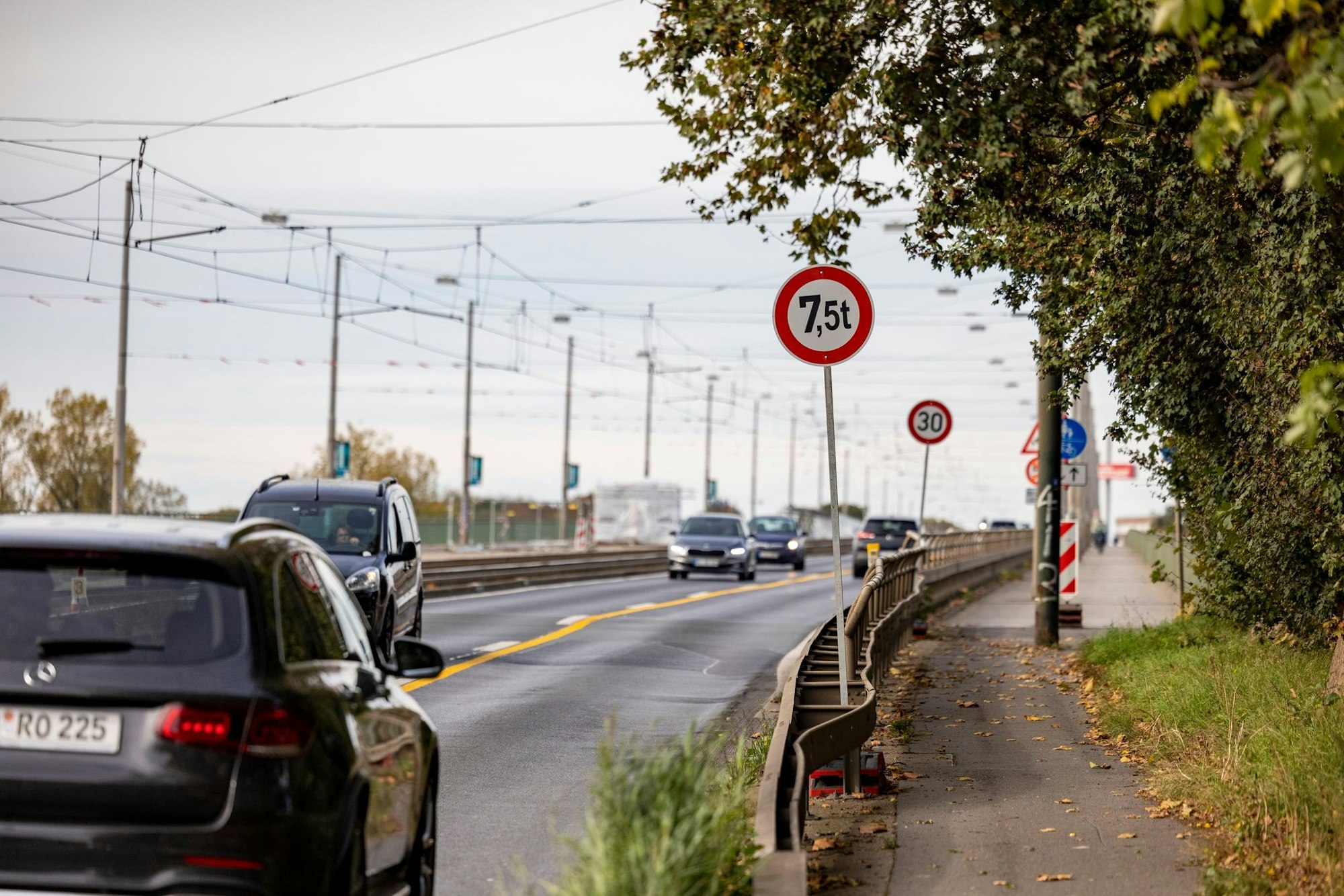 Einschränkungen auf der Josef-Kardinal-Frings-Brücke führen ständig zu Staus. (Archivbild)