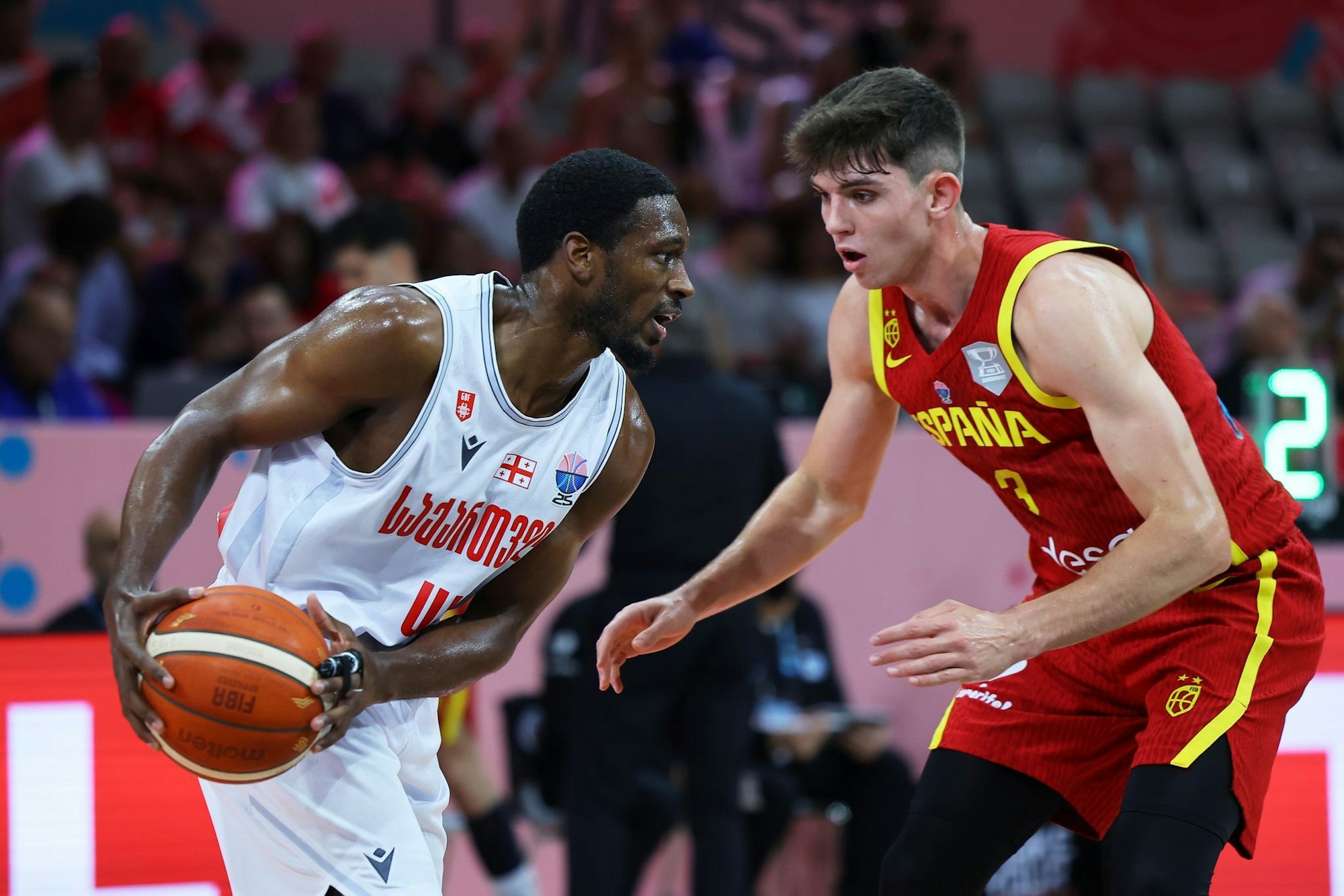 Spaniens Basketballer - hier Sergio De Larrea (r) gegen Georgiens Kamar Baldwi - kamen häufig zu spät.
