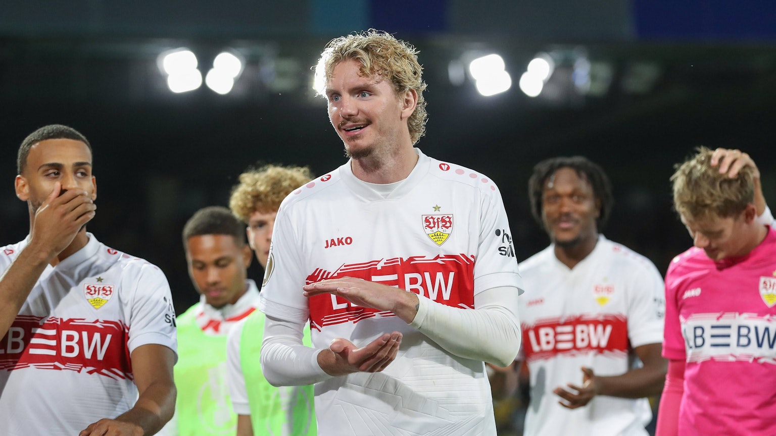 26.08.2025, xtgx, Fussball - DFB Pokal 1.Runde Eintracht Braunschweig - VfB Stuttgart emspor, v.l. Nick Woltemade Stuttgart, 11 Jubel ueber den Sieg, Jubel nach Spielende DFL/DFB REGULATIONS PROHIBIT ANY USE OF PHOTOGRAPHS as IMAGE SEQUENCES and/or QUASI-VIDEO Braunschweig *** 26 08 2025, xtgx, Fußball DFB Pokal 1 Runde Eintracht Braunschweig VfB Stuttgart emspor, v l Nick Woltemade Stuttgart, 11 Jubel ueber den Sieg, Jubel nach Spielende DFL DFB REGULATIONS PROHIBIT ANY USE OF PHOTOGRAPHS as IMAGE SEQUENCES and or QUASI VIDEO Braunschweig