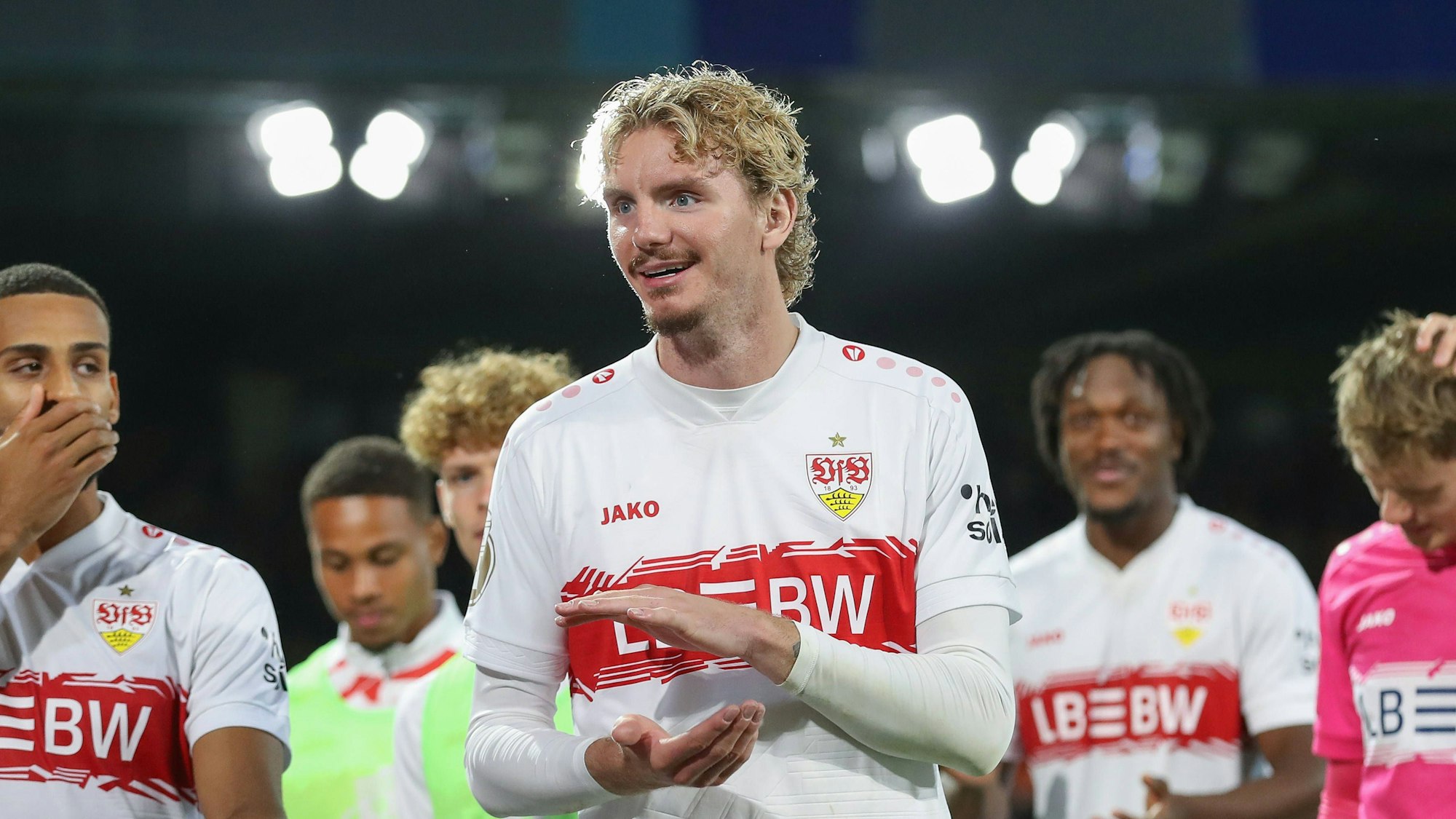 26.08.2025, xtgx, Fussball - DFB Pokal 1.Runde Eintracht Braunschweig - VfB Stuttgart emspor, v.l. Nick Woltemade Stuttgart, 11 Jubel ueber den Sieg, Jubel nach Spielende DFL/DFB REGULATIONS PROHIBIT ANY USE OF PHOTOGRAPHS as IMAGE SEQUENCES and/or QUASI-VIDEO Braunschweig *** 26 08 2025, xtgx, Fußball DFB Pokal 1 Runde Eintracht Braunschweig VfB Stuttgart emspor, v l Nick Woltemade Stuttgart, 11 Jubel ueber den Sieg, Jubel nach Spielende DFL DFB REGULATIONS PROHIBIT ANY USE OF PHOTOGRAPHS as IMAGE SEQUENCES and or QUASI VIDEO Braunschweig