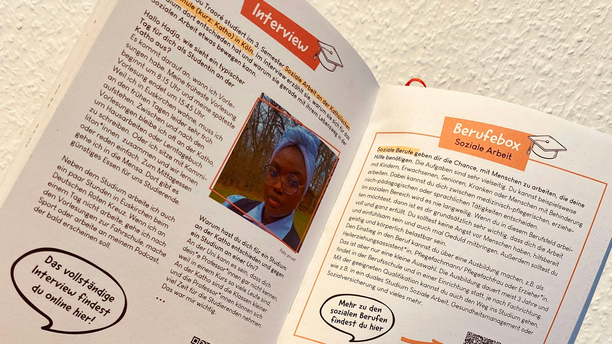 Aufnahme einer aufgeschlagenen „Plan BO“-Broschüre: Die Seiten enthalten schriftliche Informationen zu den Themen „Interview“ und „Berufebox Soziale Arbeit“.