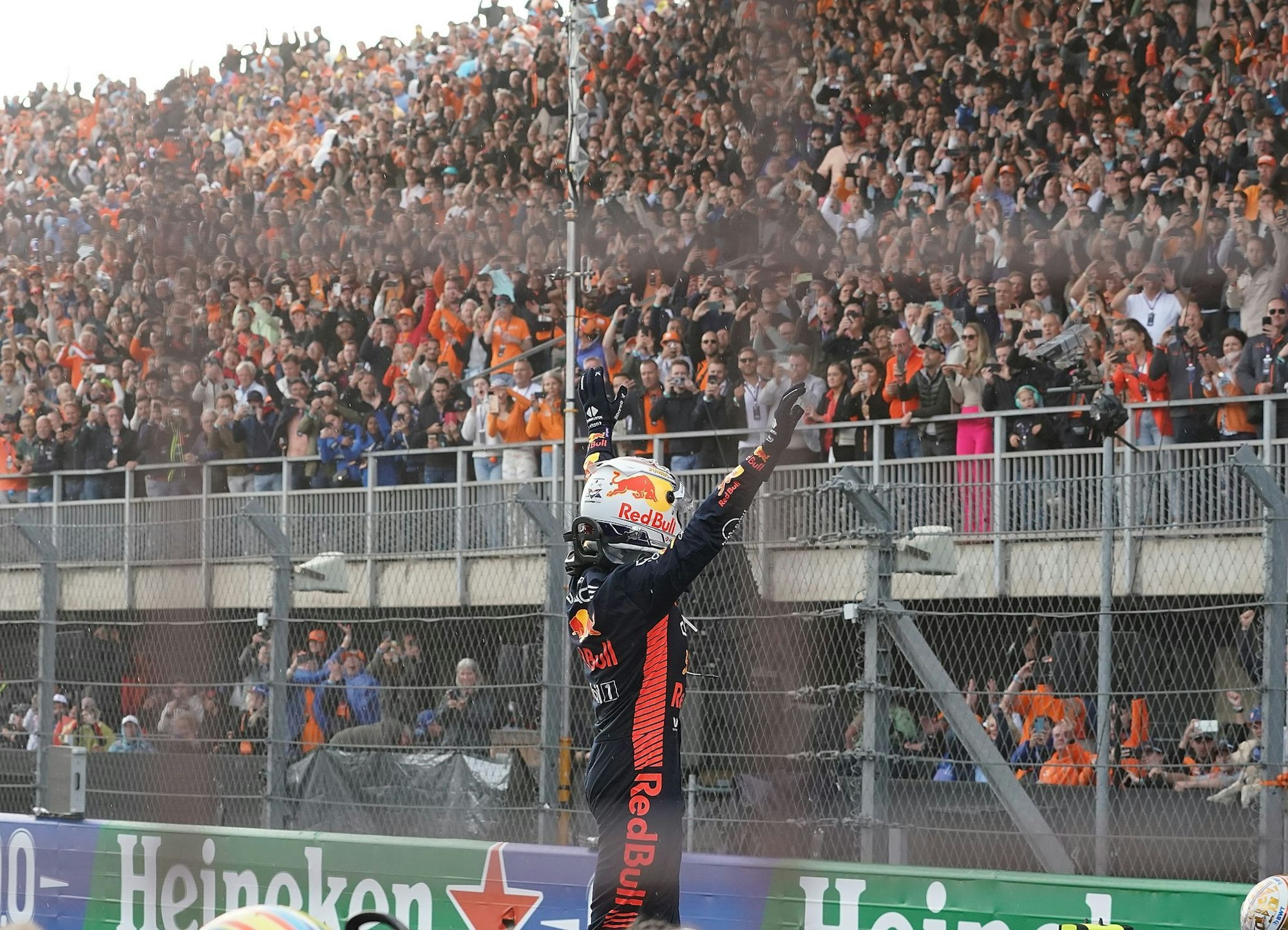 Ein Bild aus besseren Zeiten: 2023 gewann Max Verstappen zuletzt in Zandvoort und ließ sich feiern. (Archivbild)