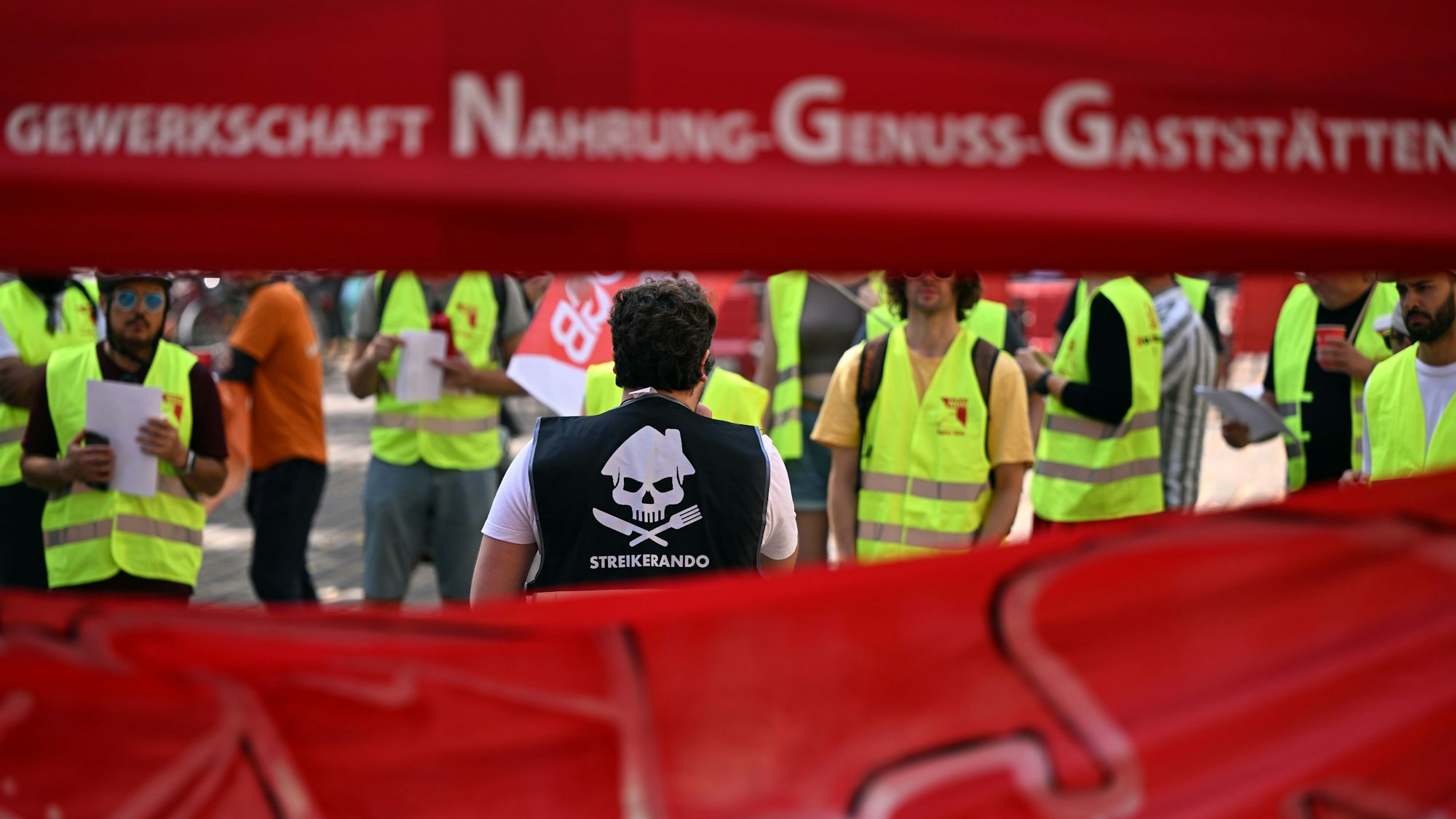 100 Mitarbeitende von Lieferando hatten am Mittwoch in Köln an einer Streikkundgebung teilgenommen.