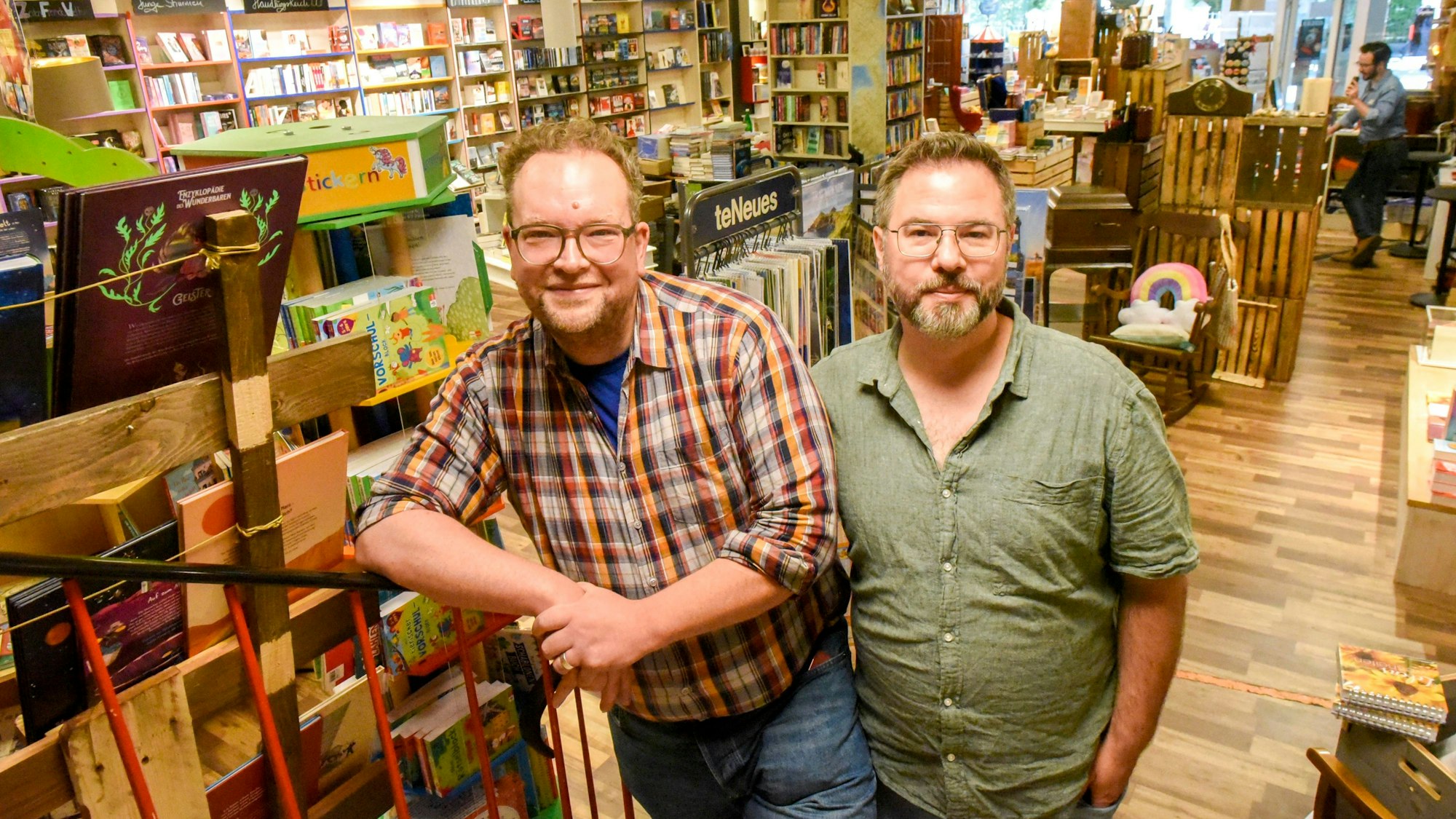 Das Foto zeigt zwei Männer in einer Buchhandlung.