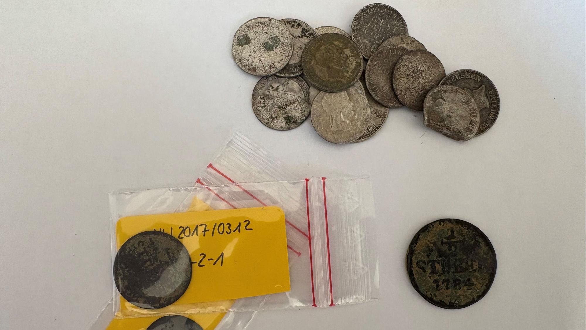 Verschiedene Silbermünzen findet Sondengänger Norbert Niestroj häufiger.