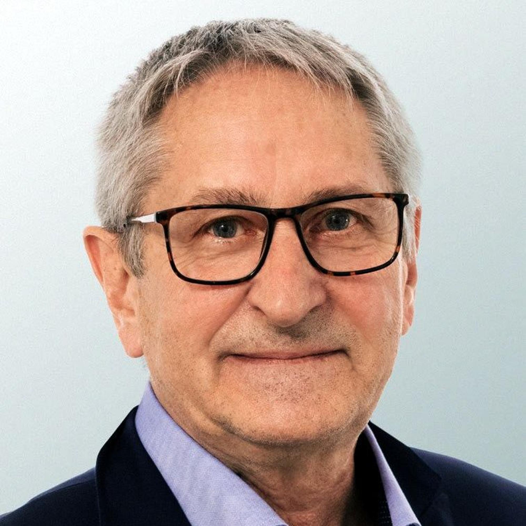 Das Porträtbild zeigt Manfred Fries.
