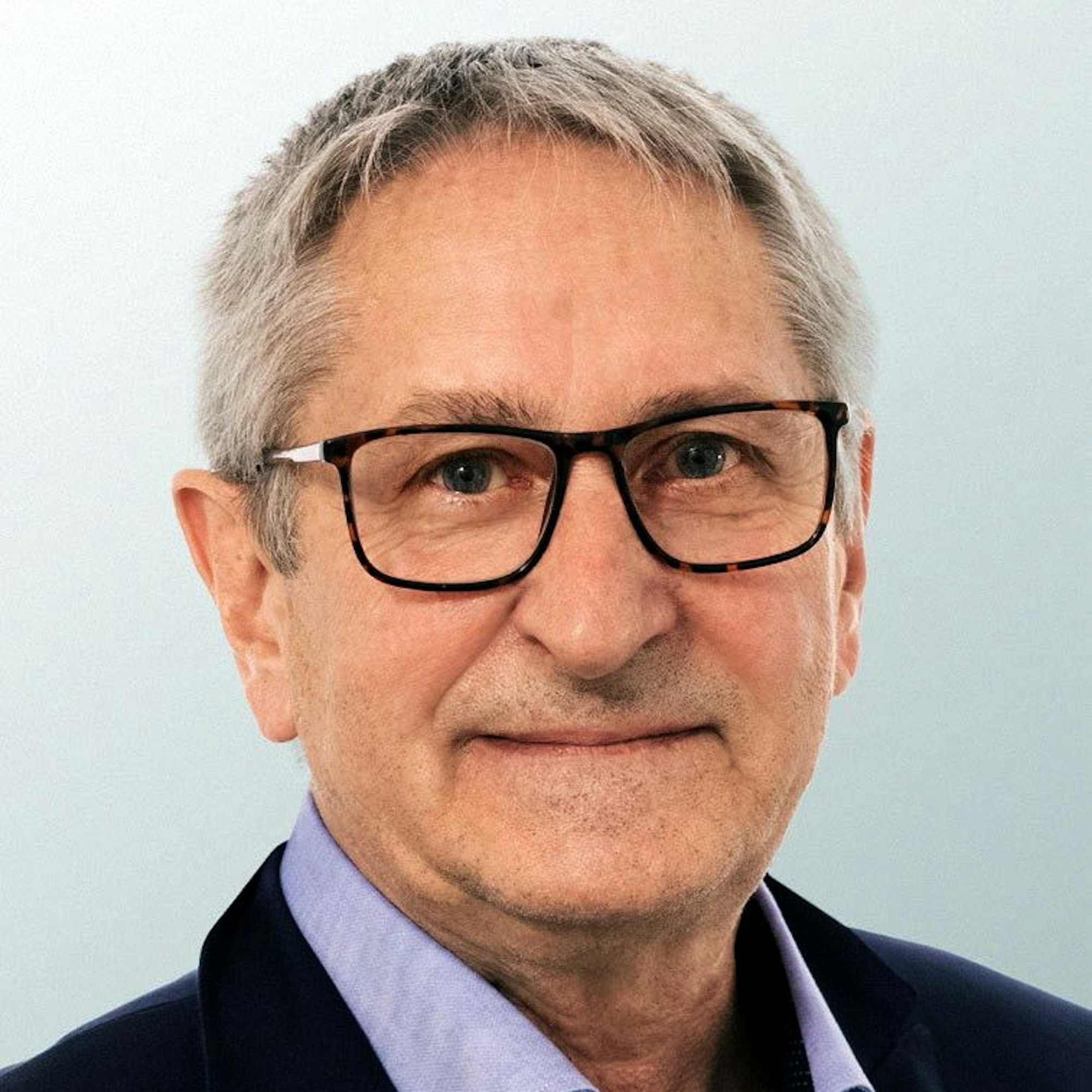 Das Porträtbild zeigt Manfred Fries.