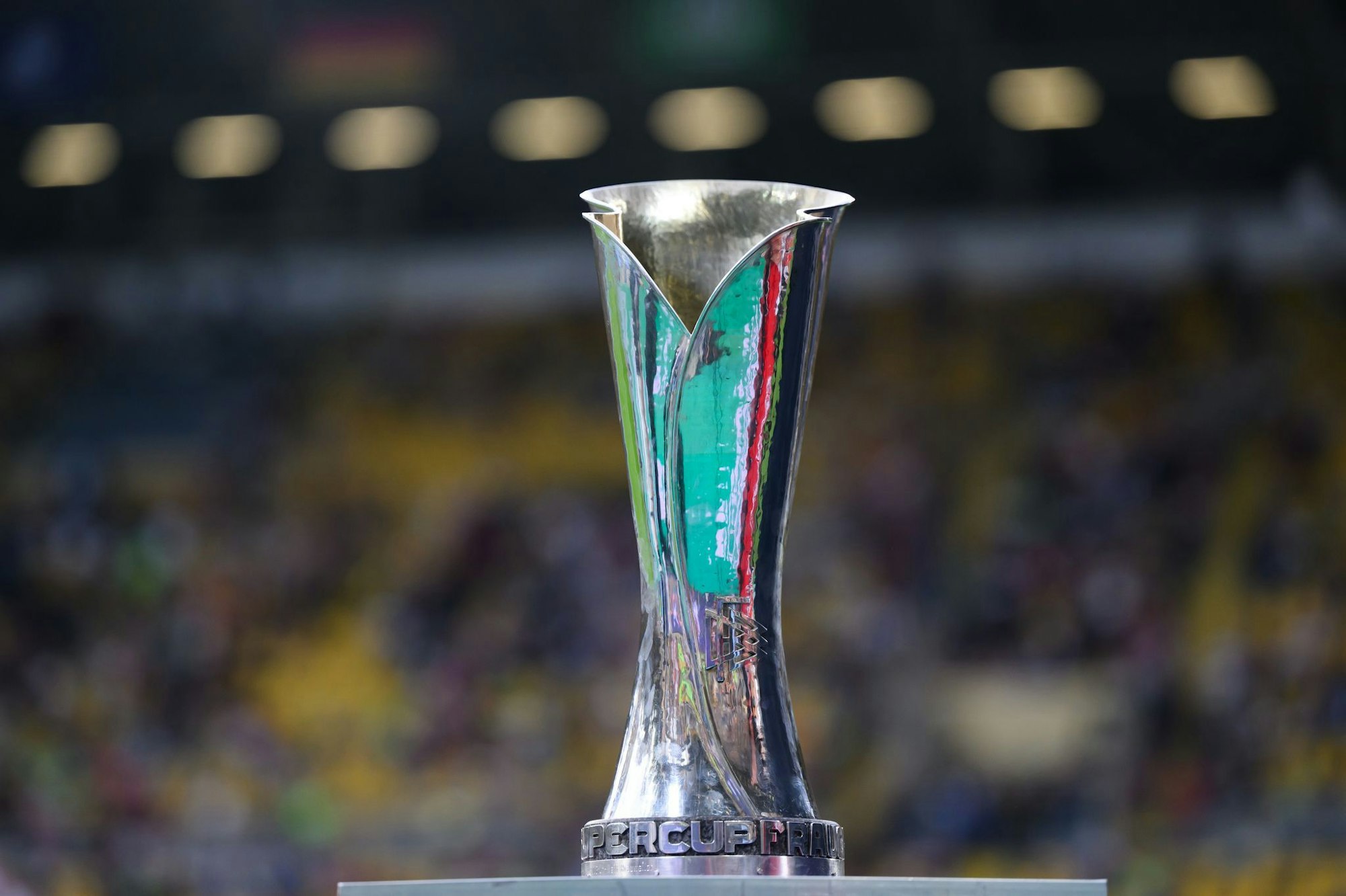 Um diesen Pokal geht es: Der Supercup wird am Samstag in Karlsruhe vergeben. (Archivbild)