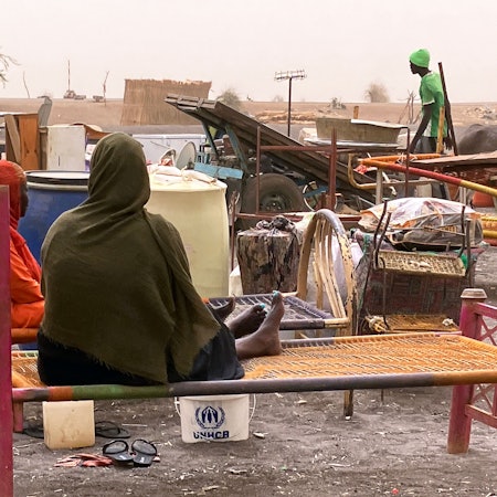 Der Bürgerkrieg im Sudan führt zu Hungersnöten, sexueller Gewalt und Flüchtlingsströmen. Internationale Hilfe wird erschwert. Schweigen globaler Medien vertieft das Leid.