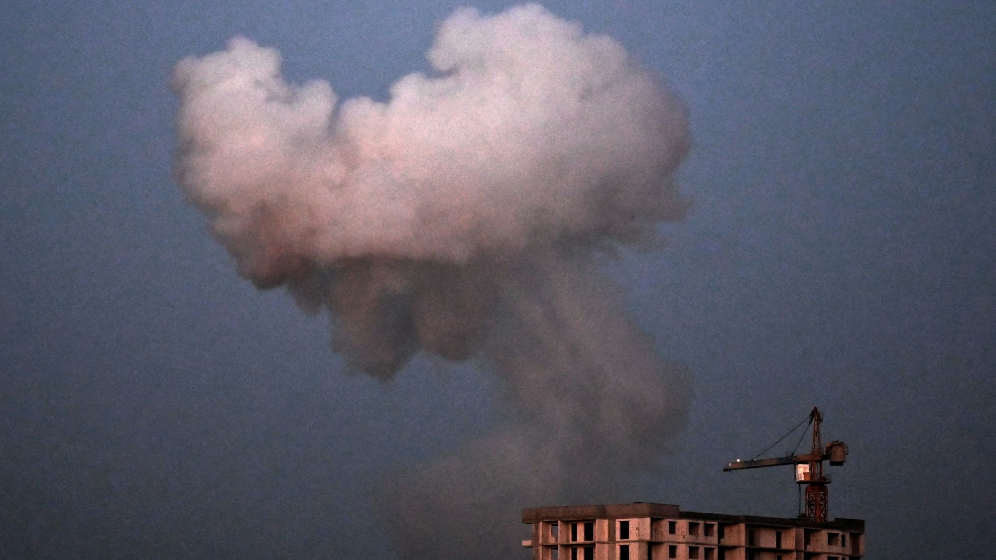 Rauch steigt nach einem russischen Großangriff am Donnerstagmorgen (28. August) über Gebäuden in Kyjiw auf.