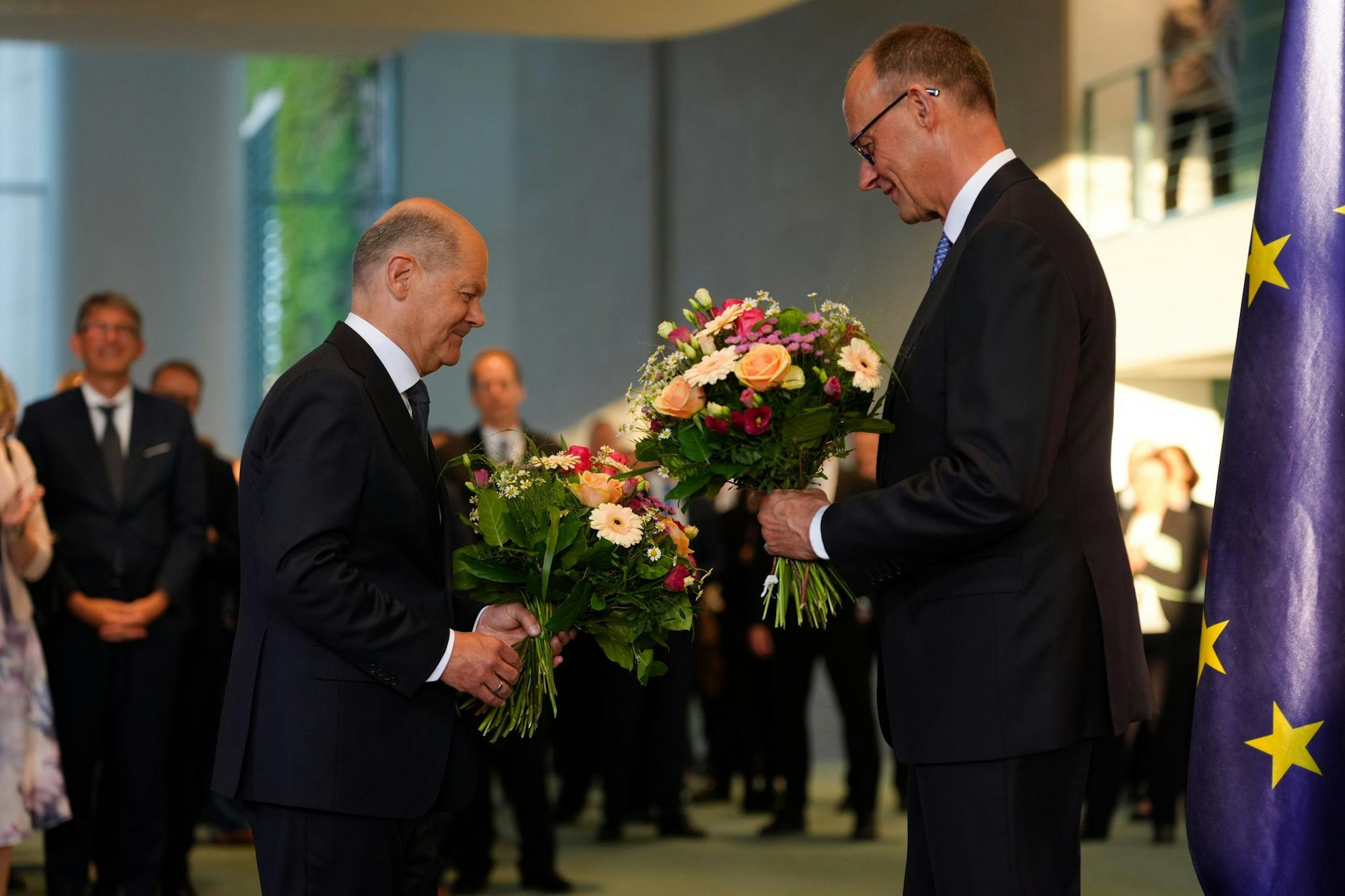 Das Kanzleramt hat SPD-Mann Scholz an seinen CDU-Nachfolger Merz übergeben - einfacher Abgeordneter bleibt er. (Archivbild)
