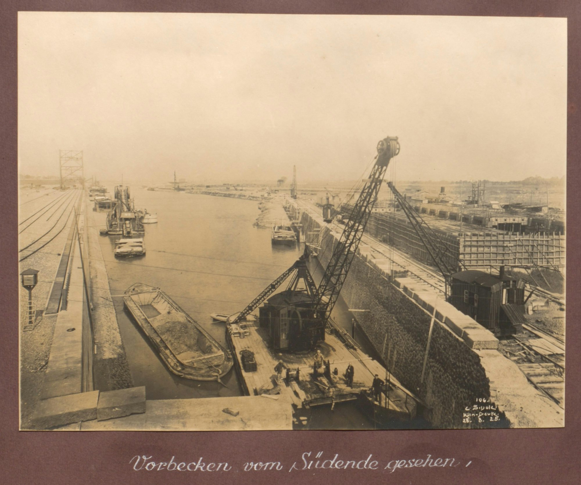 Schwarz-Weiß-Aufnahme vom Bau des Hafens in Köln Niehl aus dem Jahr 1925